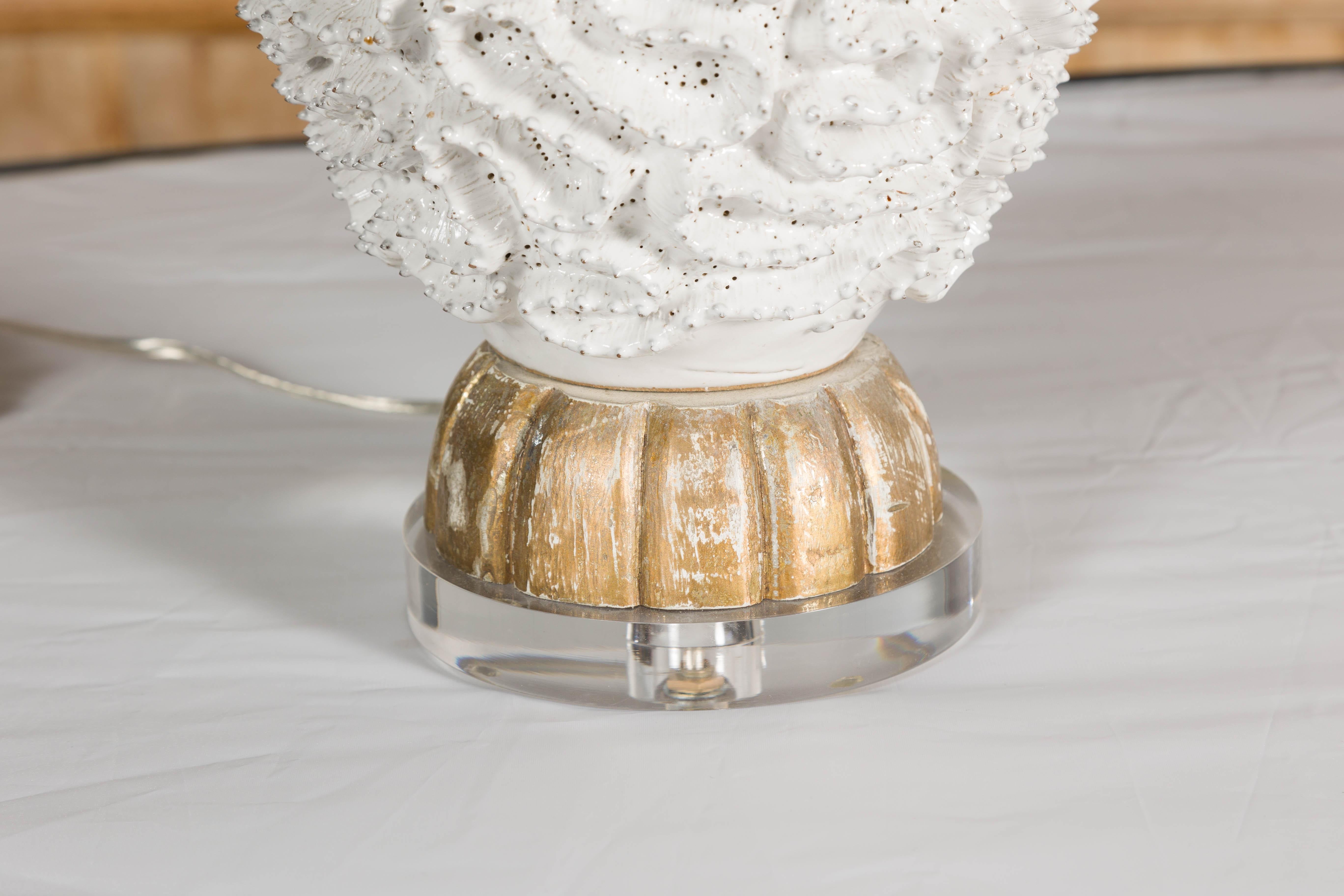 Italienische weiße Keramik-Tischlampe aus der Mitte des Jahrhunderts auf Lucite-Sockel, USA verdrahtet (Messing) im Angebot