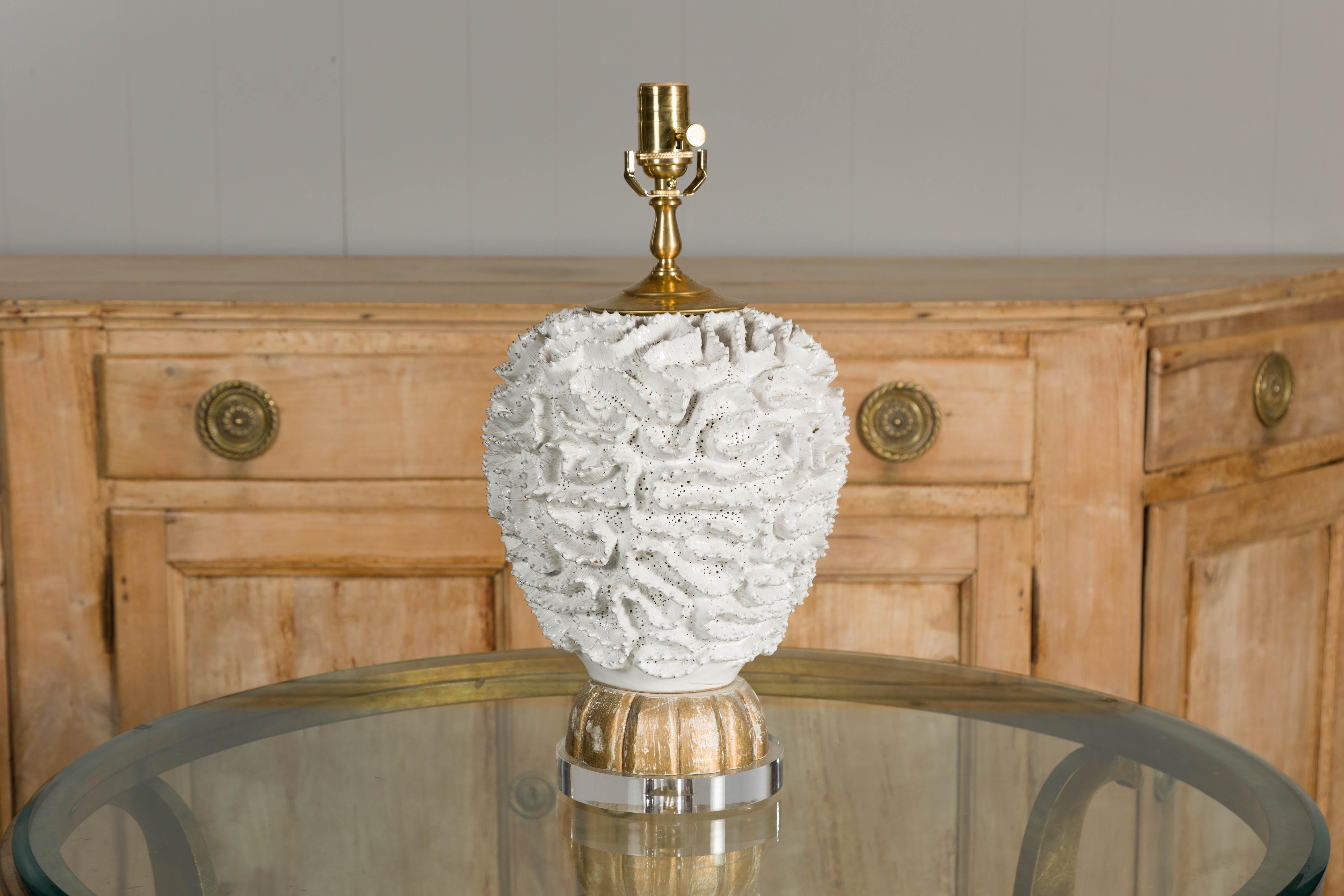 Italienische weiße Keramik-Tischlampe aus der Mitte des Jahrhunderts auf Lucite-Sockel, USA verdrahtet im Angebot 3