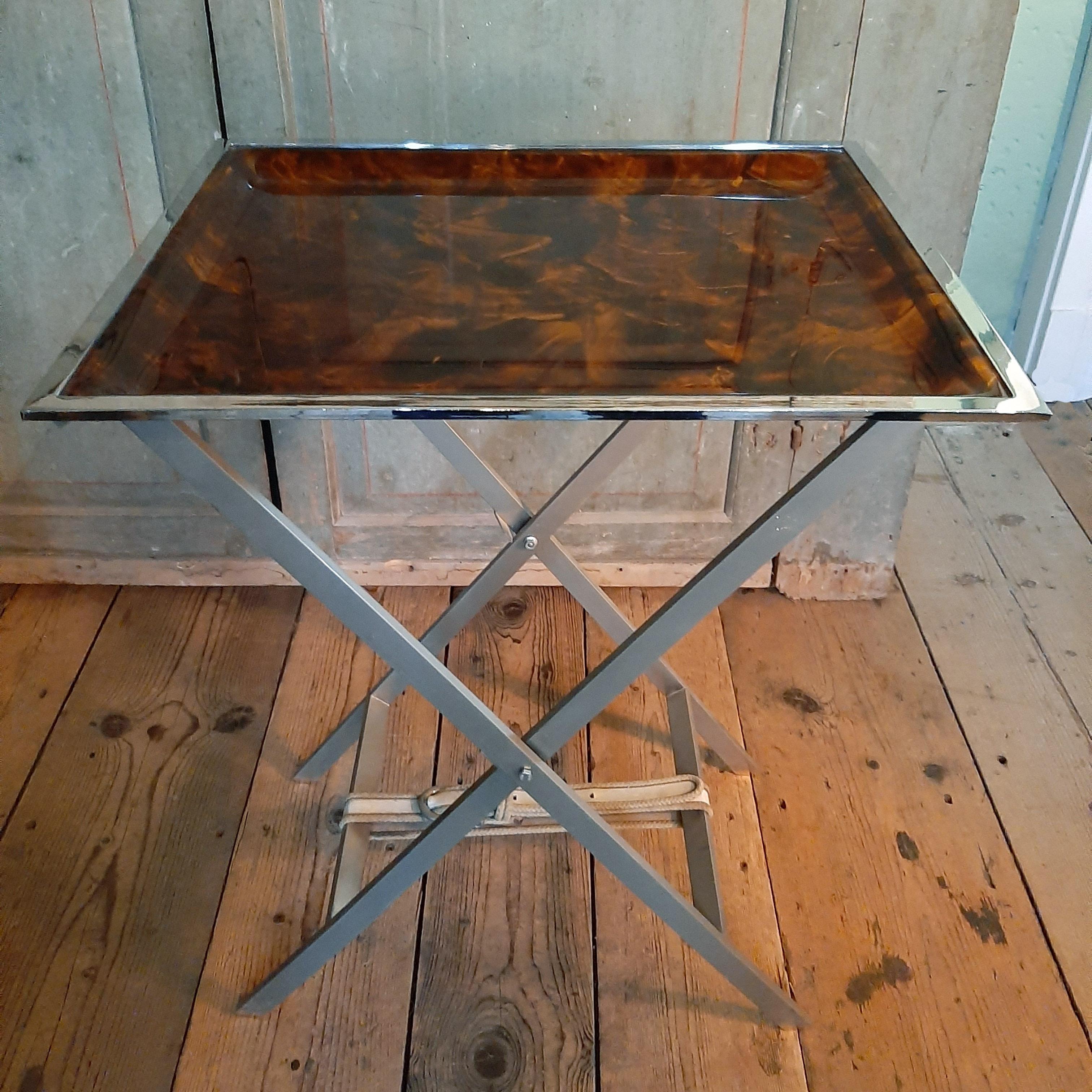 Beautiful midcentury tortoiseshell tray table produced in Italy during the 1970s. The design for this Italian piece of serveware is attributed to Willy Rizzo.

The Faux tortoiseshell and lucite serving tray can be used as a side table because of its