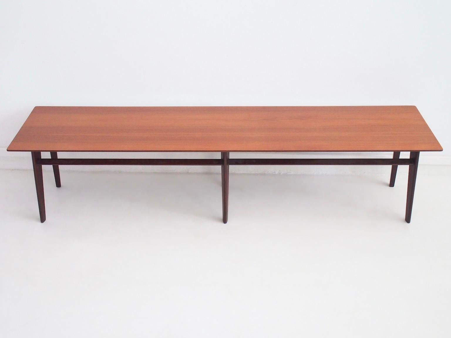 Long mahogany coffee table of console with tapering legs. Made in Italy by Dassi Mobili Moderni in the 1960s.