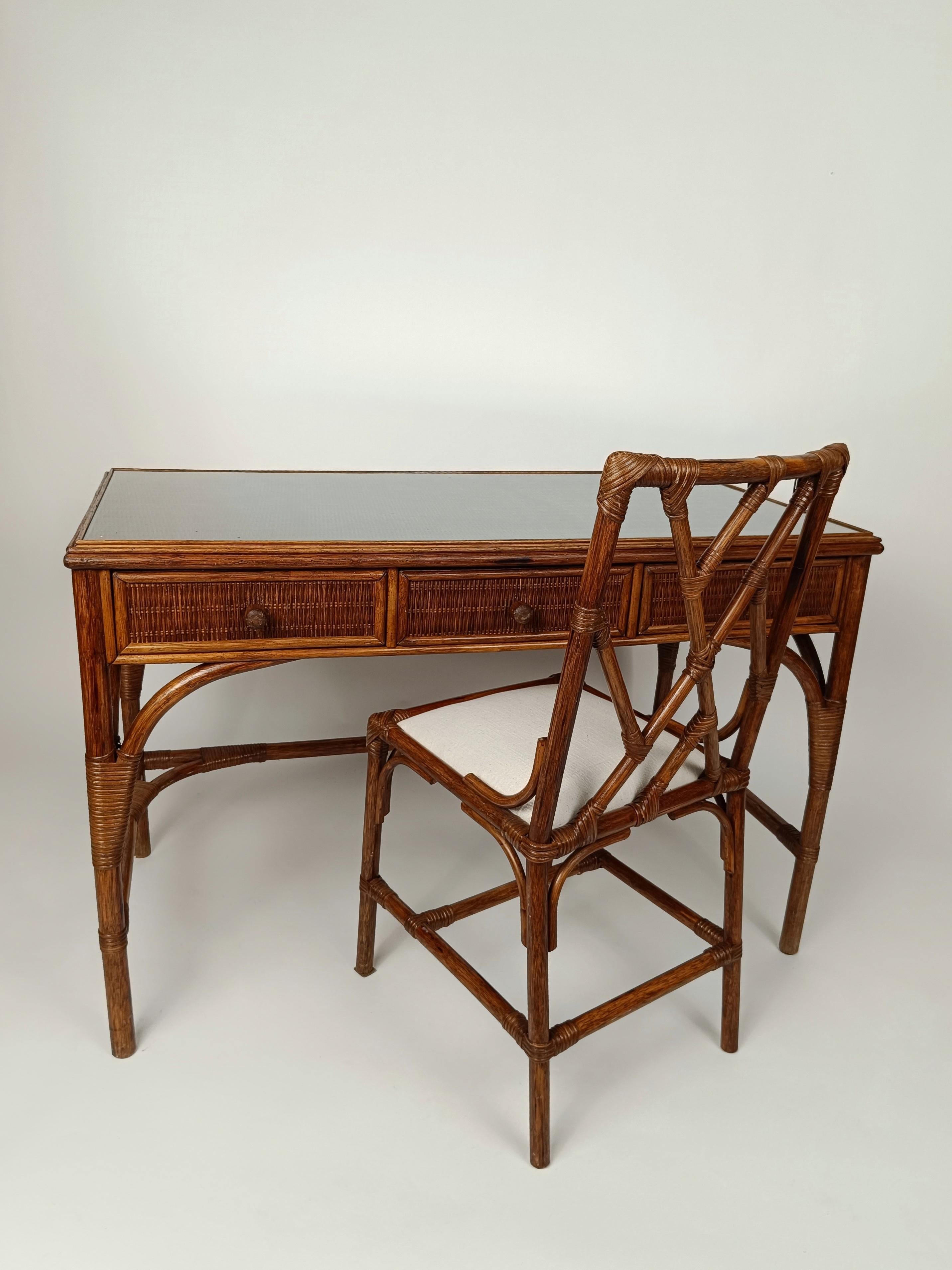 Italienischer Schreibtisch aus der Mitte des Jahrhunderts mit Schubladen und Stuhl, aus Bambusschilfrohr und Korbweide im Angebot 8