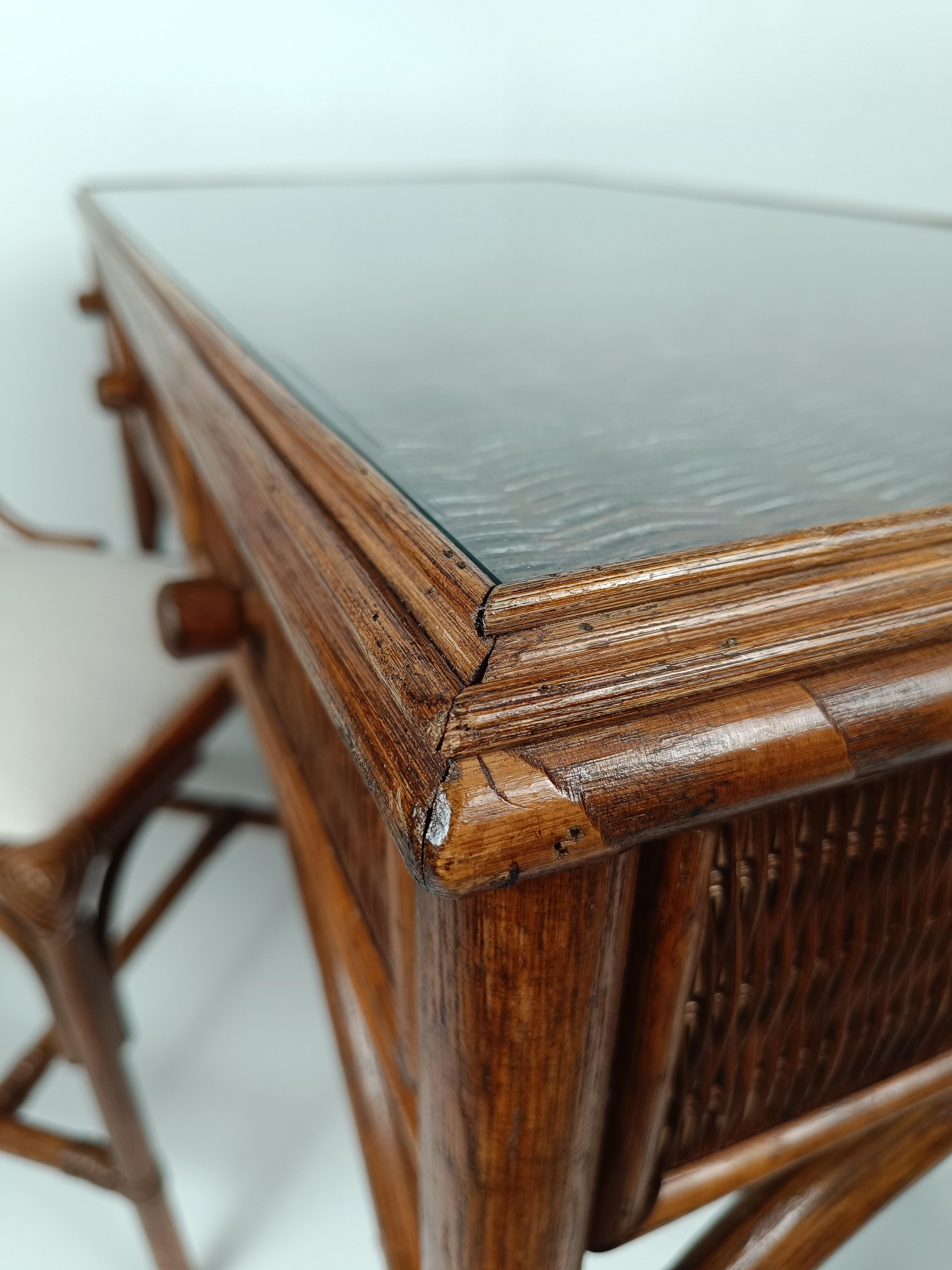 Italienischer Schreibtisch aus der Mitte des Jahrhunderts mit Schubladen und Stuhl, aus Bambusschilfrohr und Korbweide (20. Jahrhundert) im Angebot