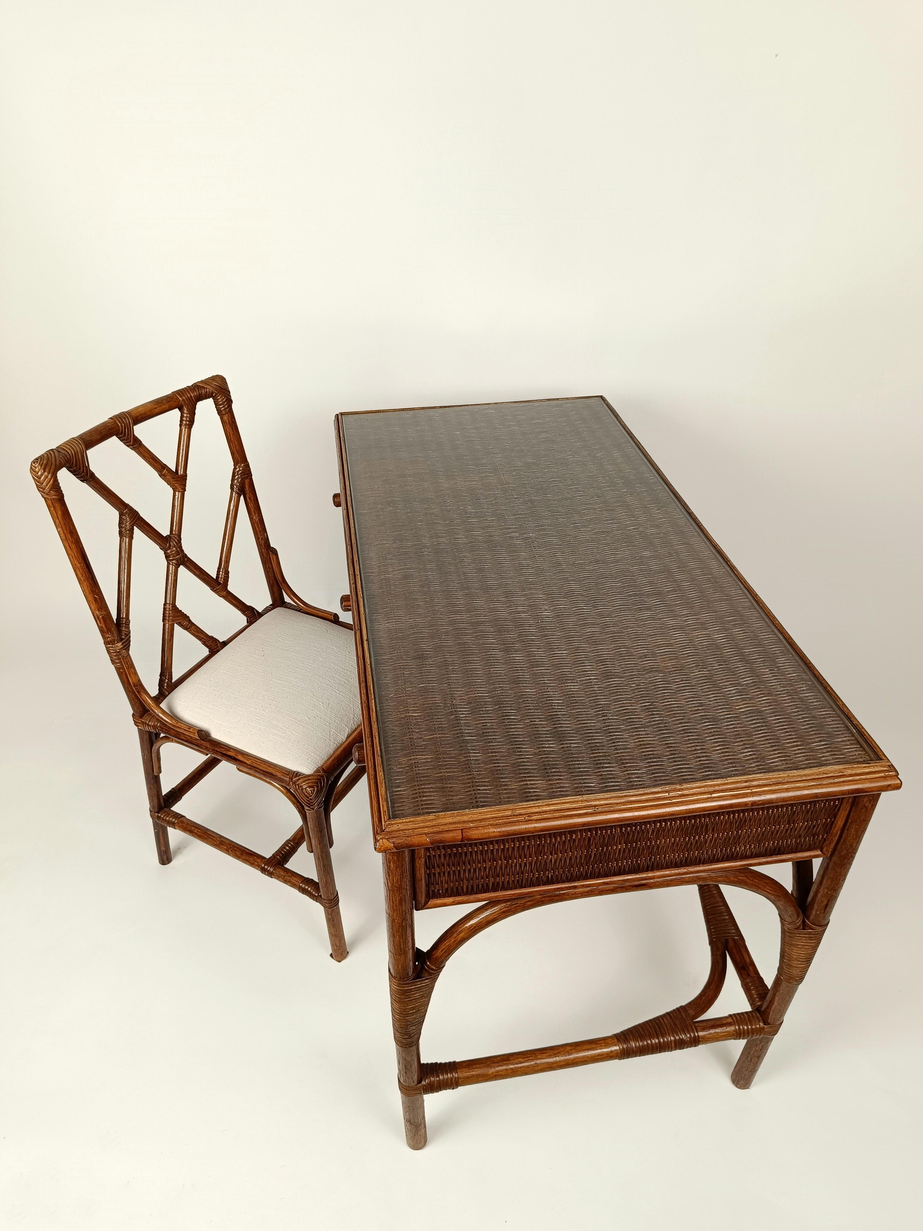Italienischer Schreibtisch aus der Mitte des Jahrhunderts mit Schubladen und Stuhl, aus Bambusschilfrohr und Korbweide im Angebot 1