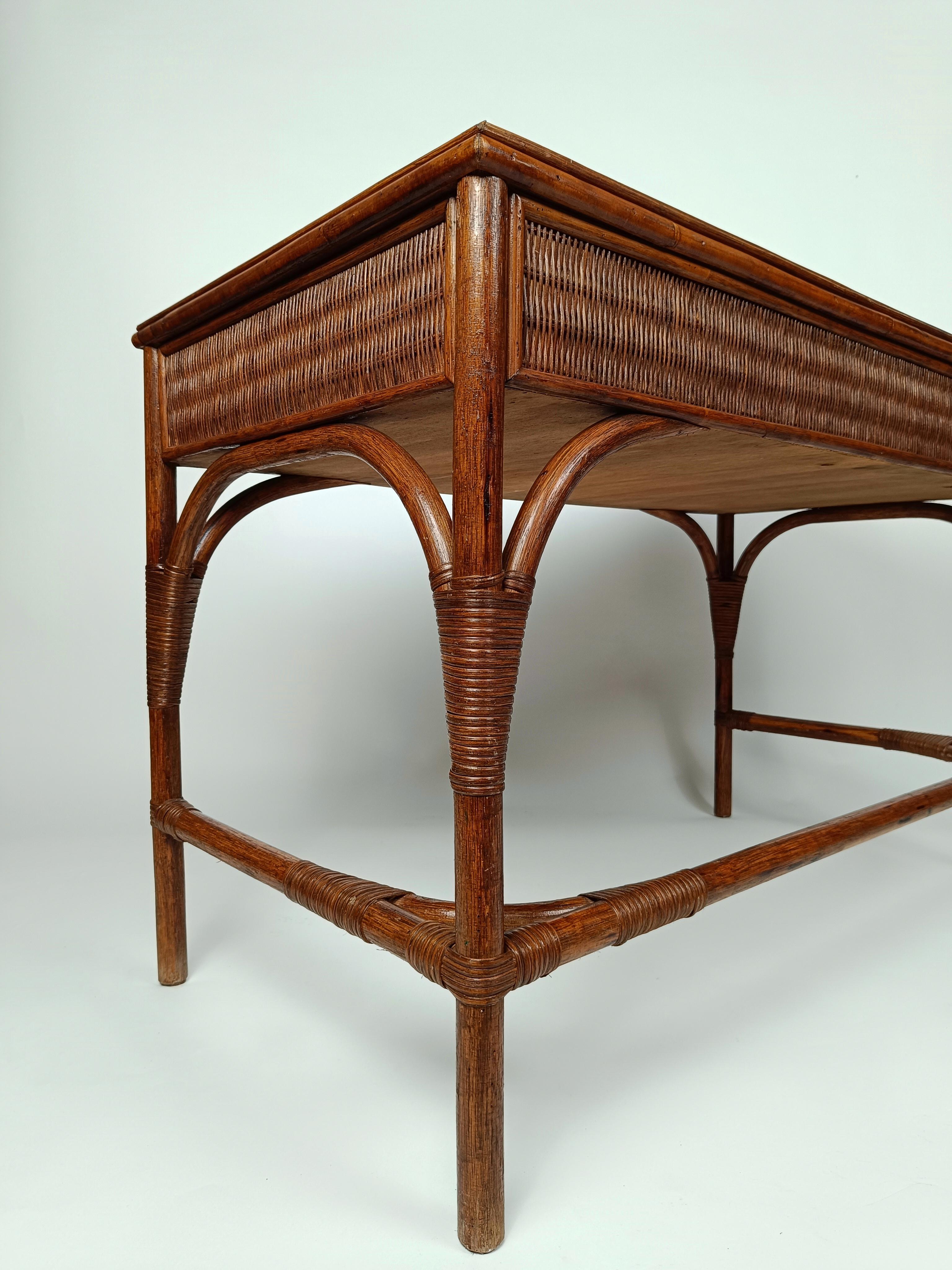 Italienischer Schreibtisch aus der Mitte des Jahrhunderts mit Schubladen und Stuhl, aus Bambusschilfrohr und Korbweide im Angebot 3