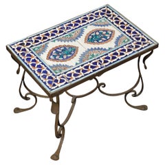 Table basse en fer forgé italienne du milieu du siècle avec plateau en carreaux et base à volutes