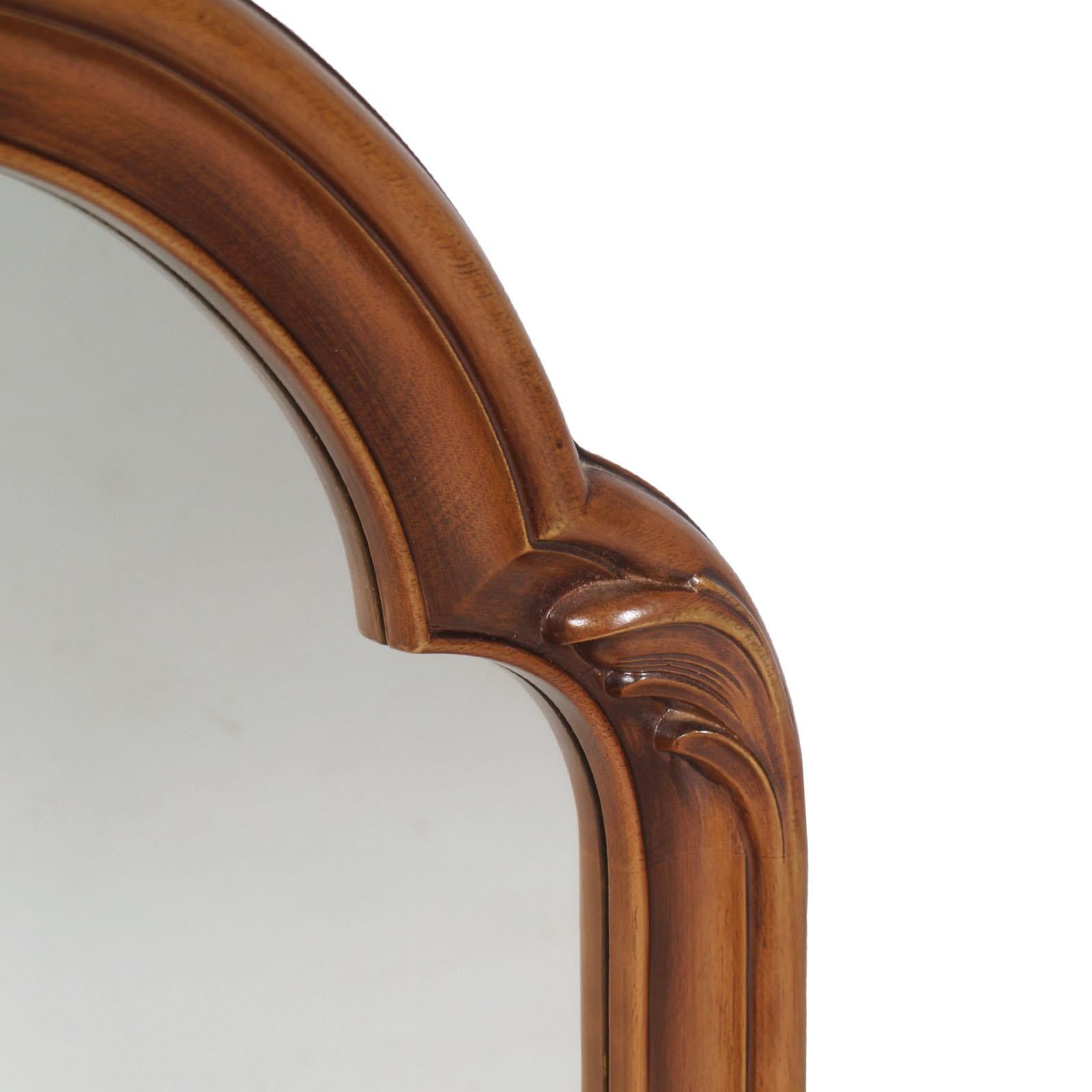 Néo-gothique Miroir mural Art déco gothique d'Italie du milieu du siècle, en noyer sculpté et incrusté en vente