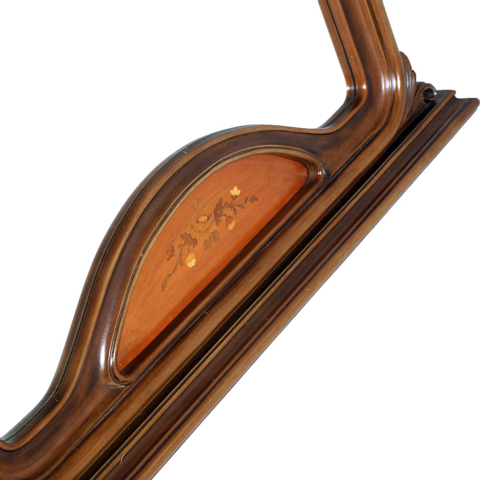 20ième siècle Miroir mural Art déco gothique d'Italie du milieu du siècle, en noyer sculpté et incrusté en vente