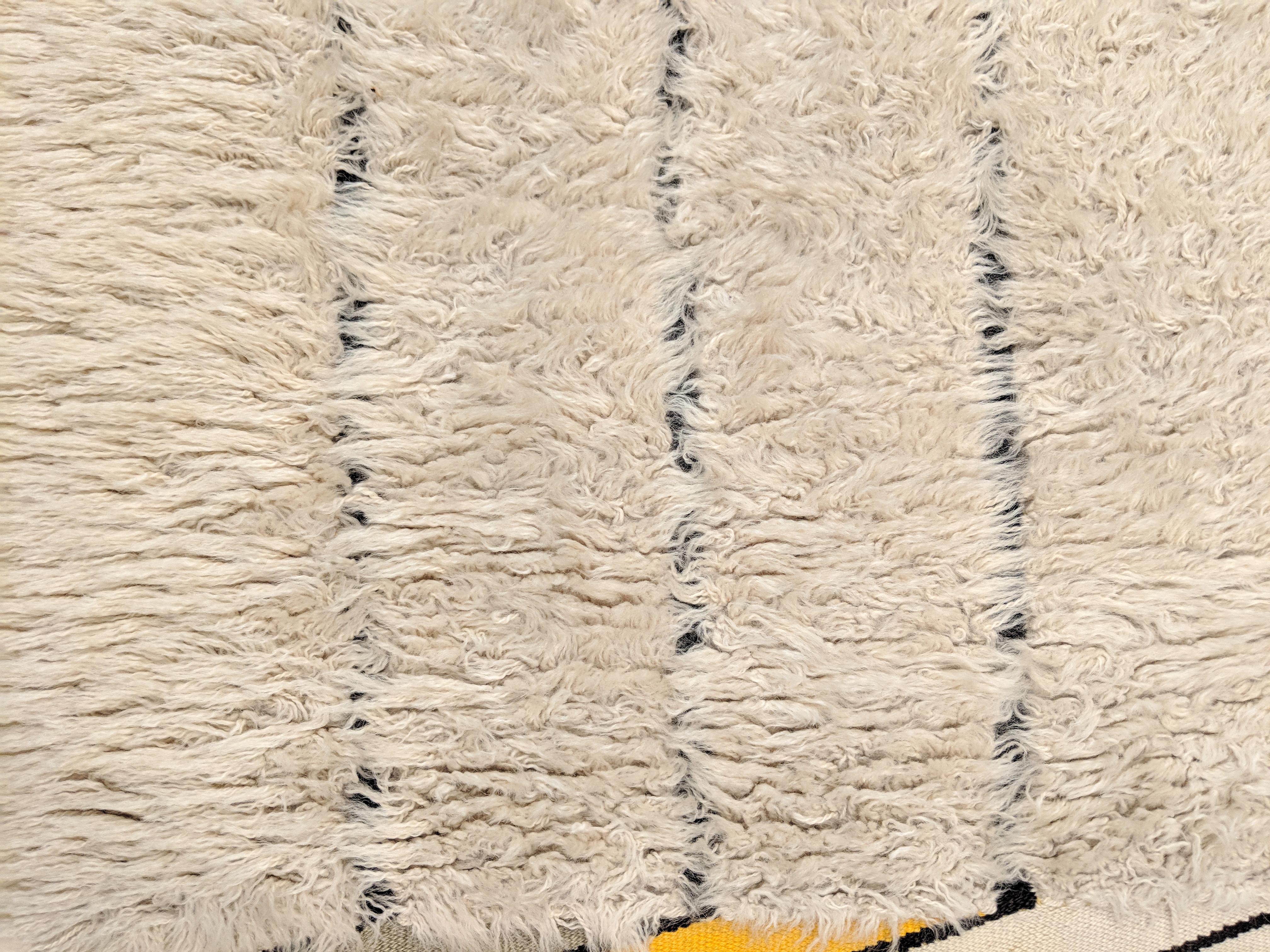 Elfenbeinfarbener/schwarzer skandinavischer modernistischer Teppich aus der Mitte des Jahrhunderts (Skandinavische Moderne) im Angebot