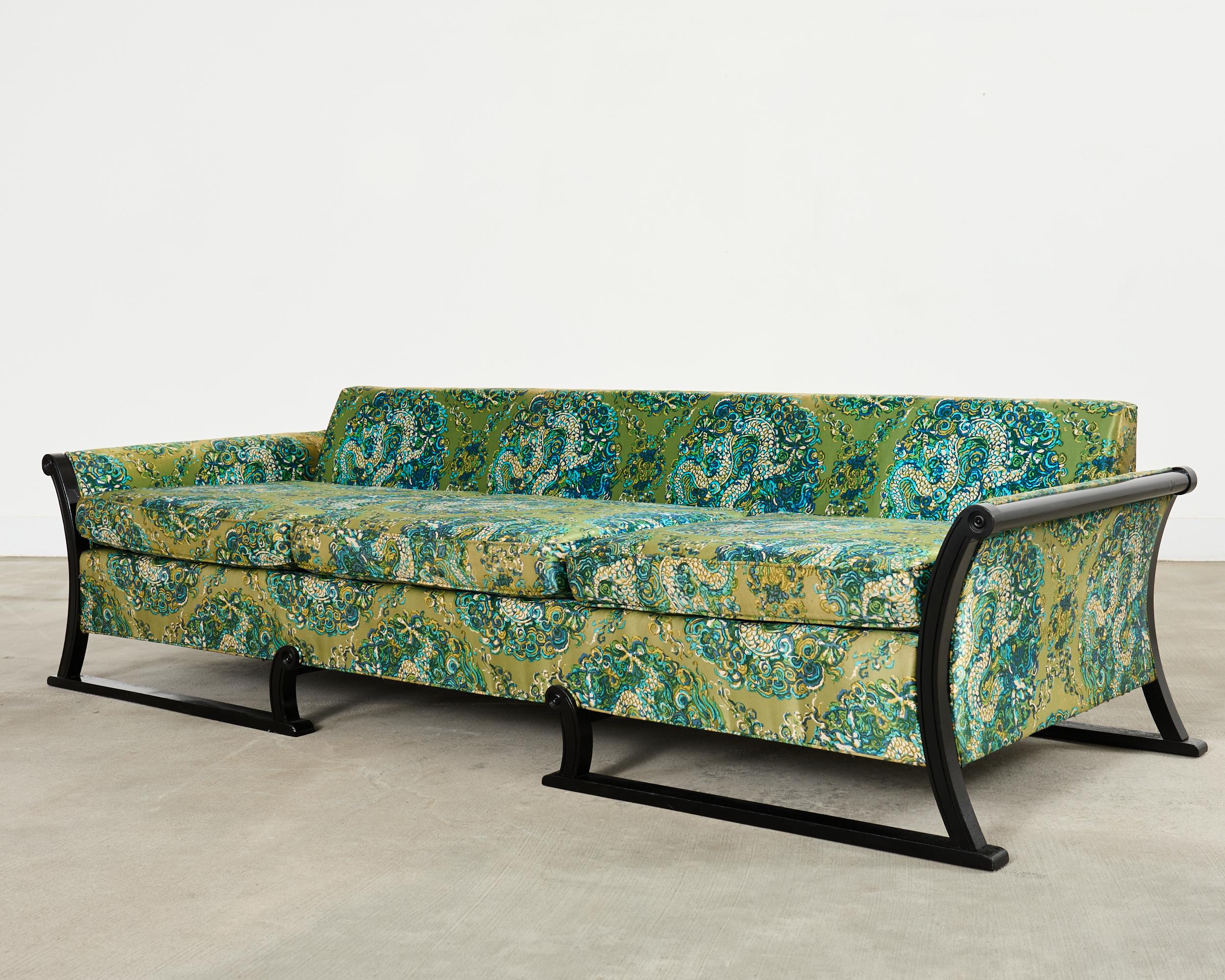 Fantástico sofá góndola tapizado moderno de mediados de siglo, hecho al estilo y la manera de James Mont. El elegante sofá tiene un armazón de madera inspirado en los trineos de góndola, con un acabado lacado en negro ebonizado. La estructura de