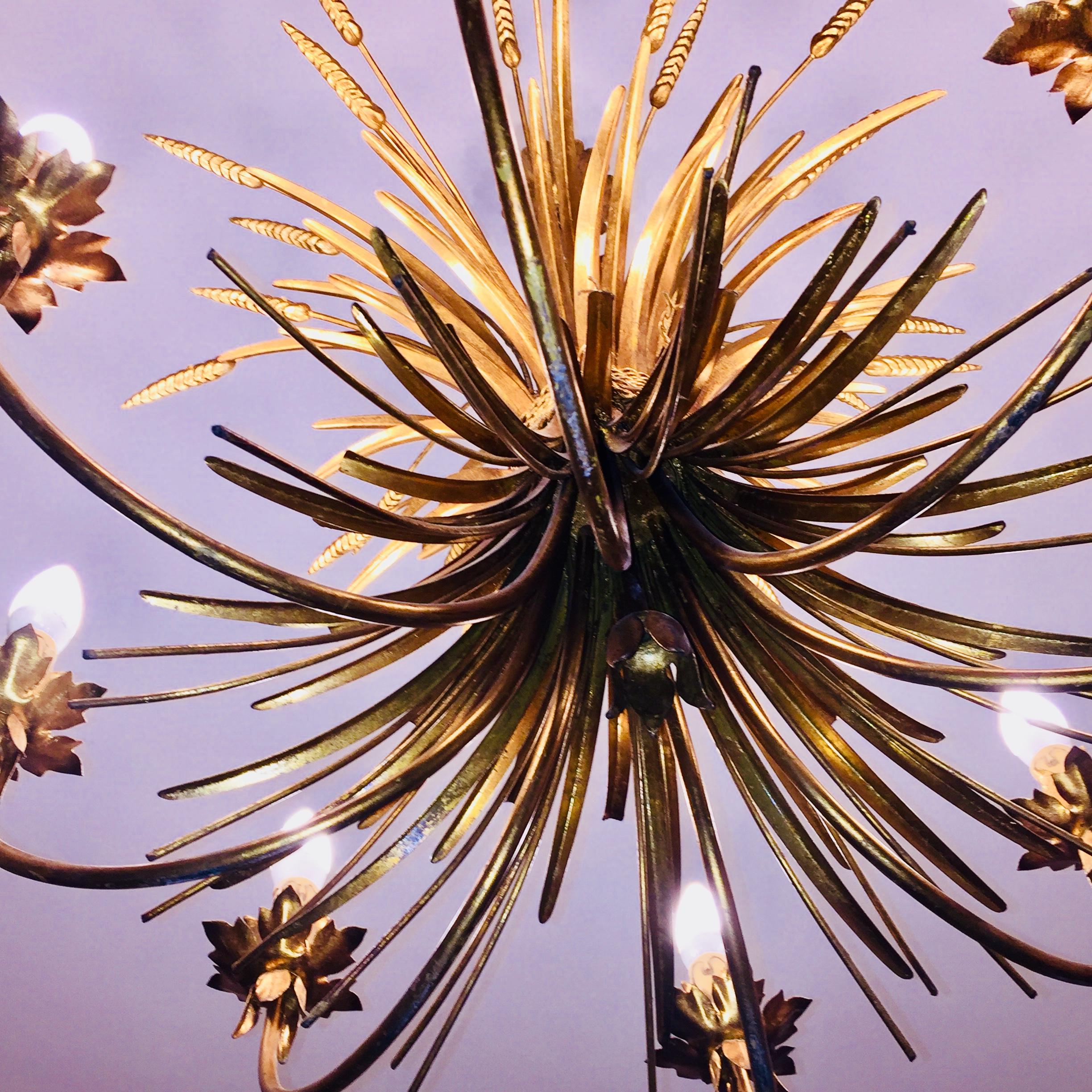Lámpara de araña de ocho luces estilo Jansen de mediados de siglo en hoja dorada francesa en venta 3