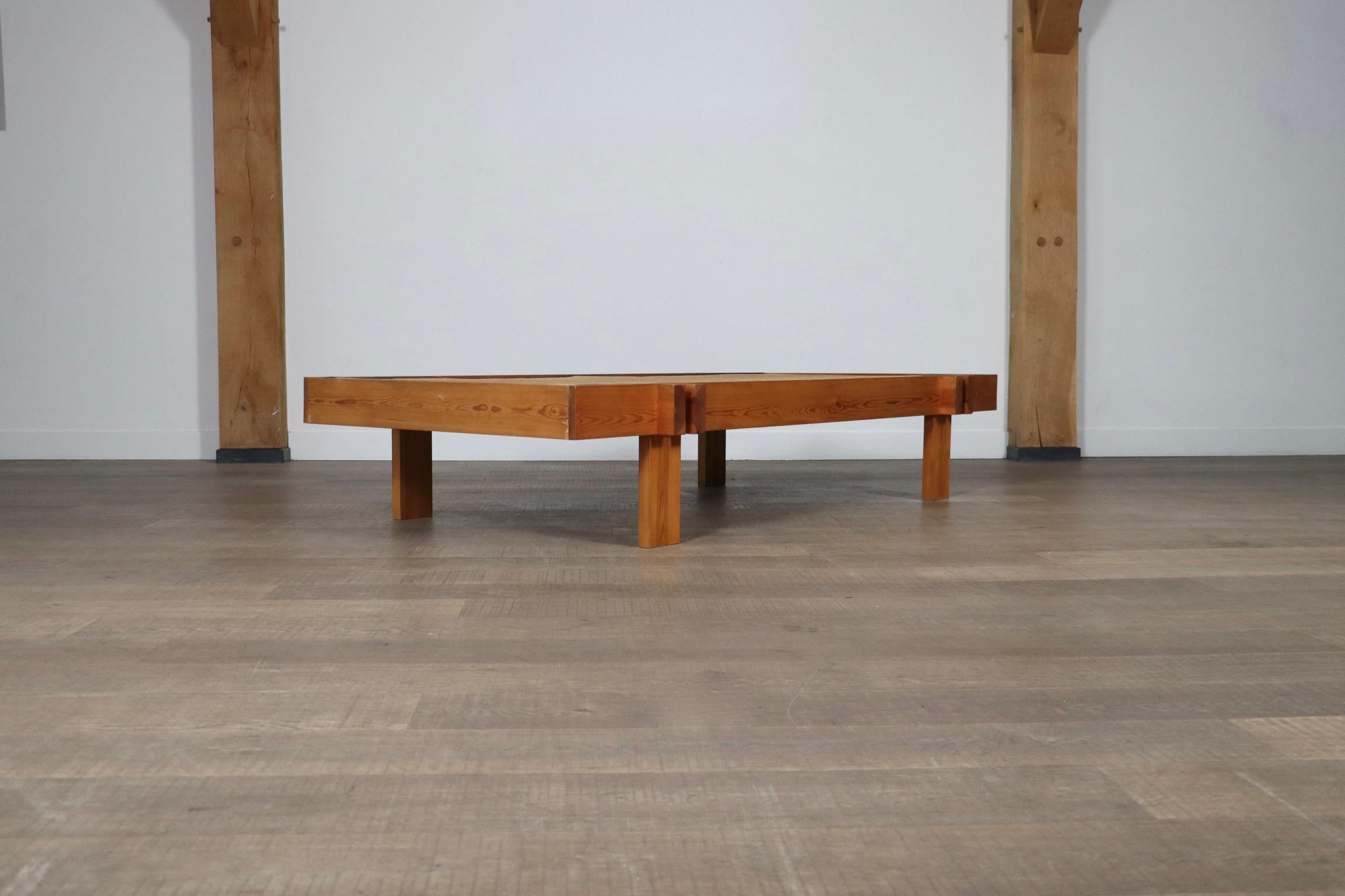 Table basse japonaise du milieu du siècle en bois et jonc de mer, Japon, années 1960 5