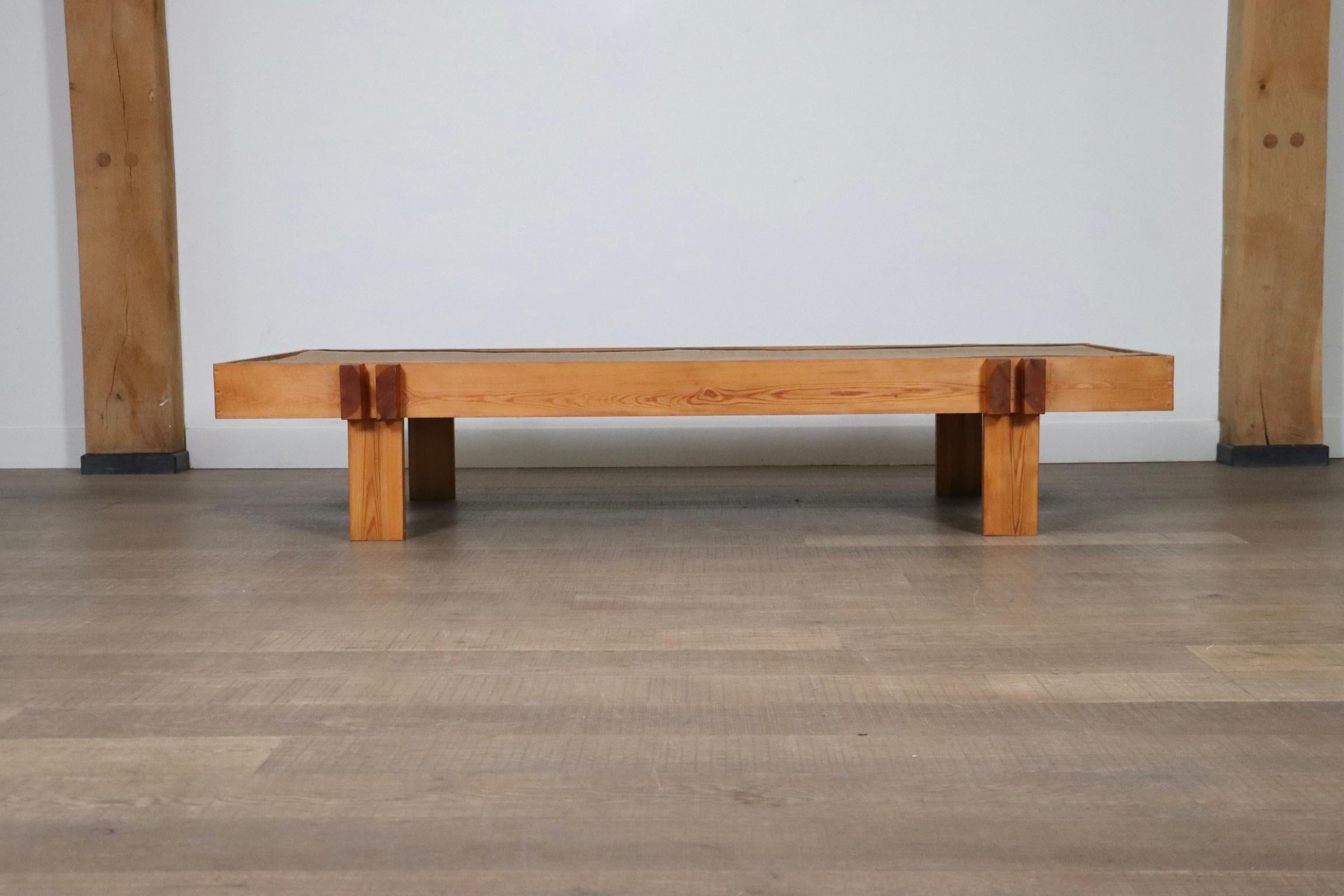 Jonc de mer Table basse japonaise du milieu du siècle en bois et jonc de mer, Japon, années 1960