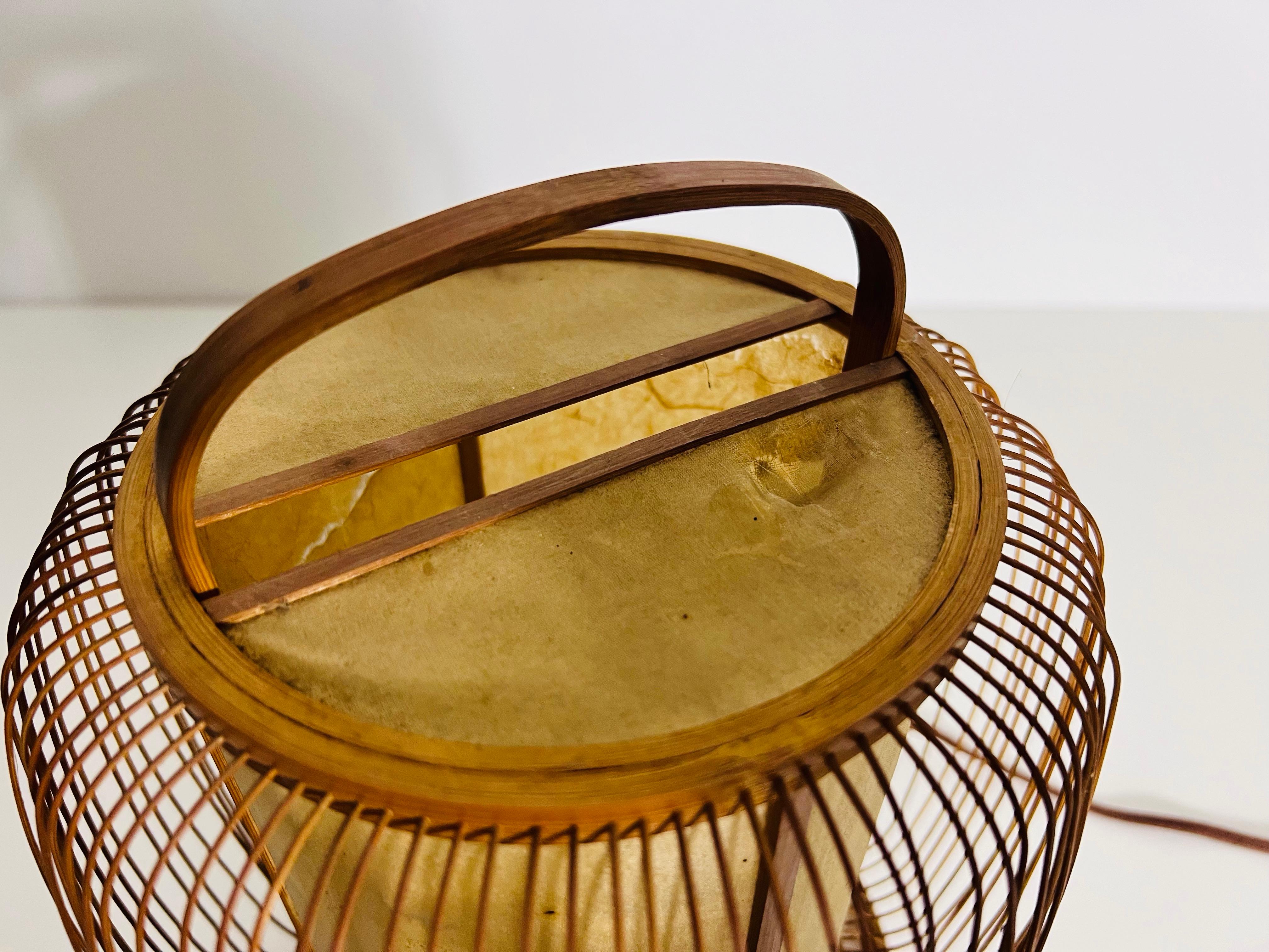 Lampe de table japonaise en bois du milieu du siècle, circa 1970 en vente 3