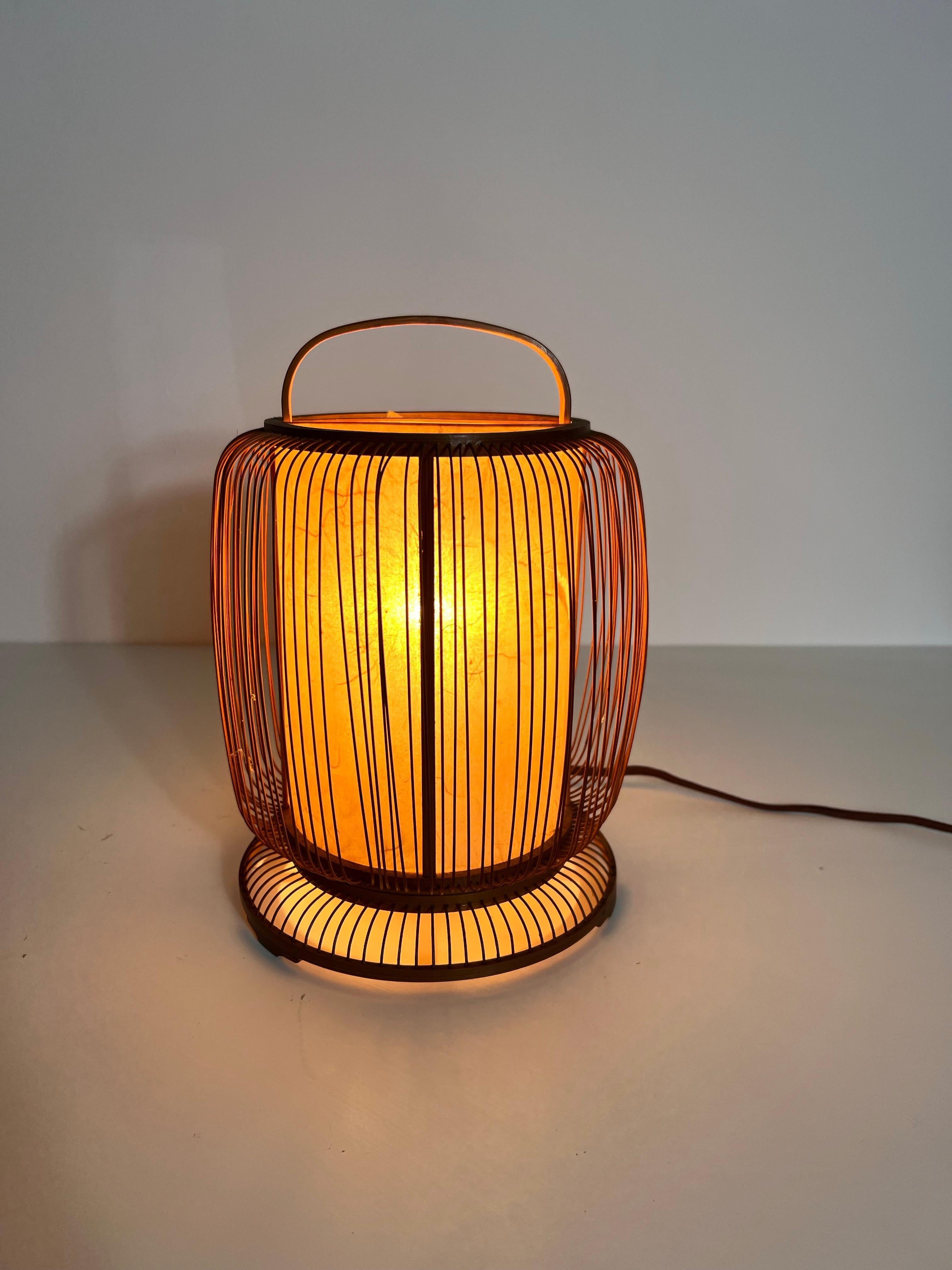 Lampe de table japonaise en bois du milieu du siècle, circa 1970 en vente 4