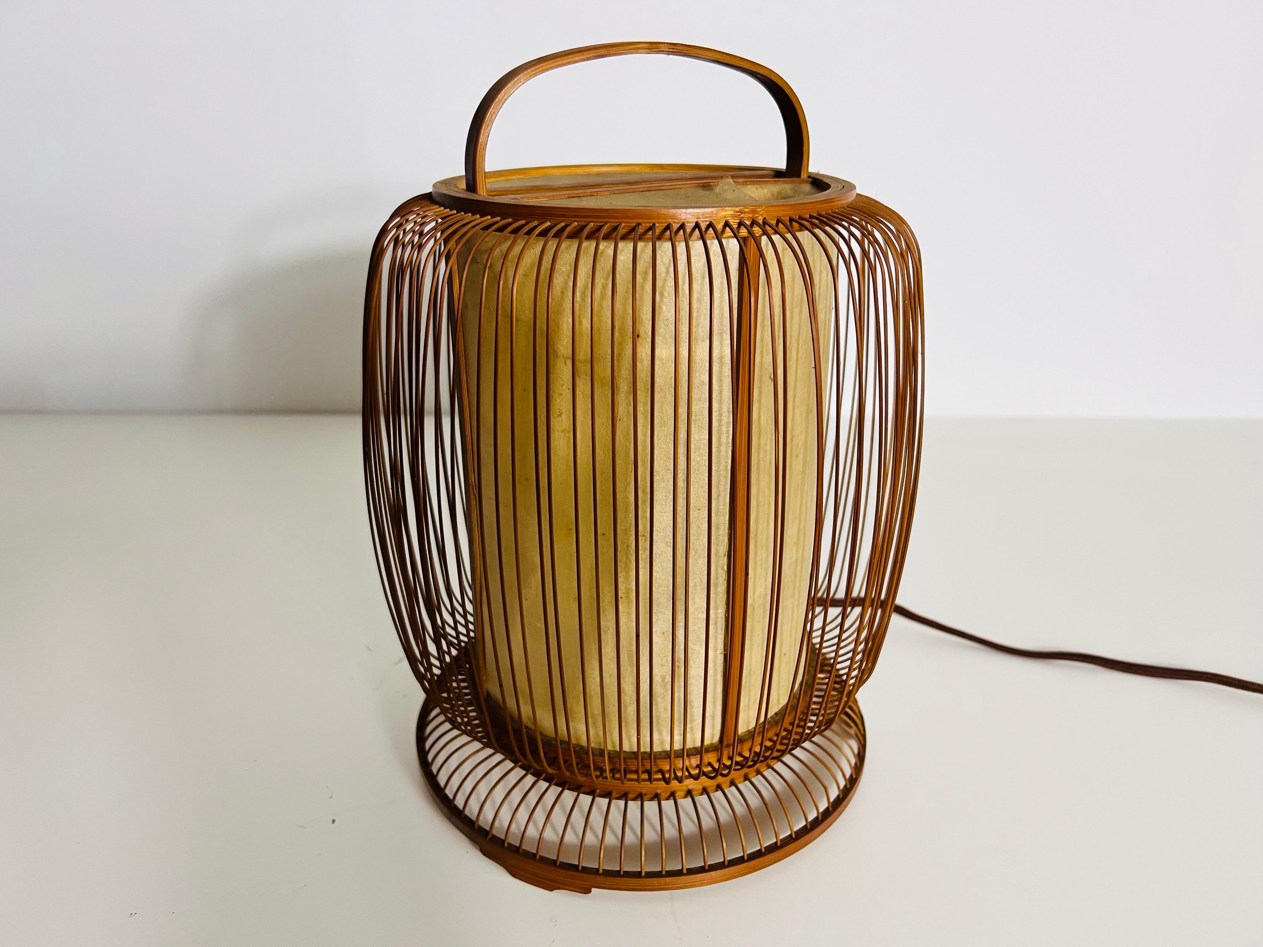 Asiatique Lampe de table japonaise en bois du milieu du siècle, circa 1970 en vente