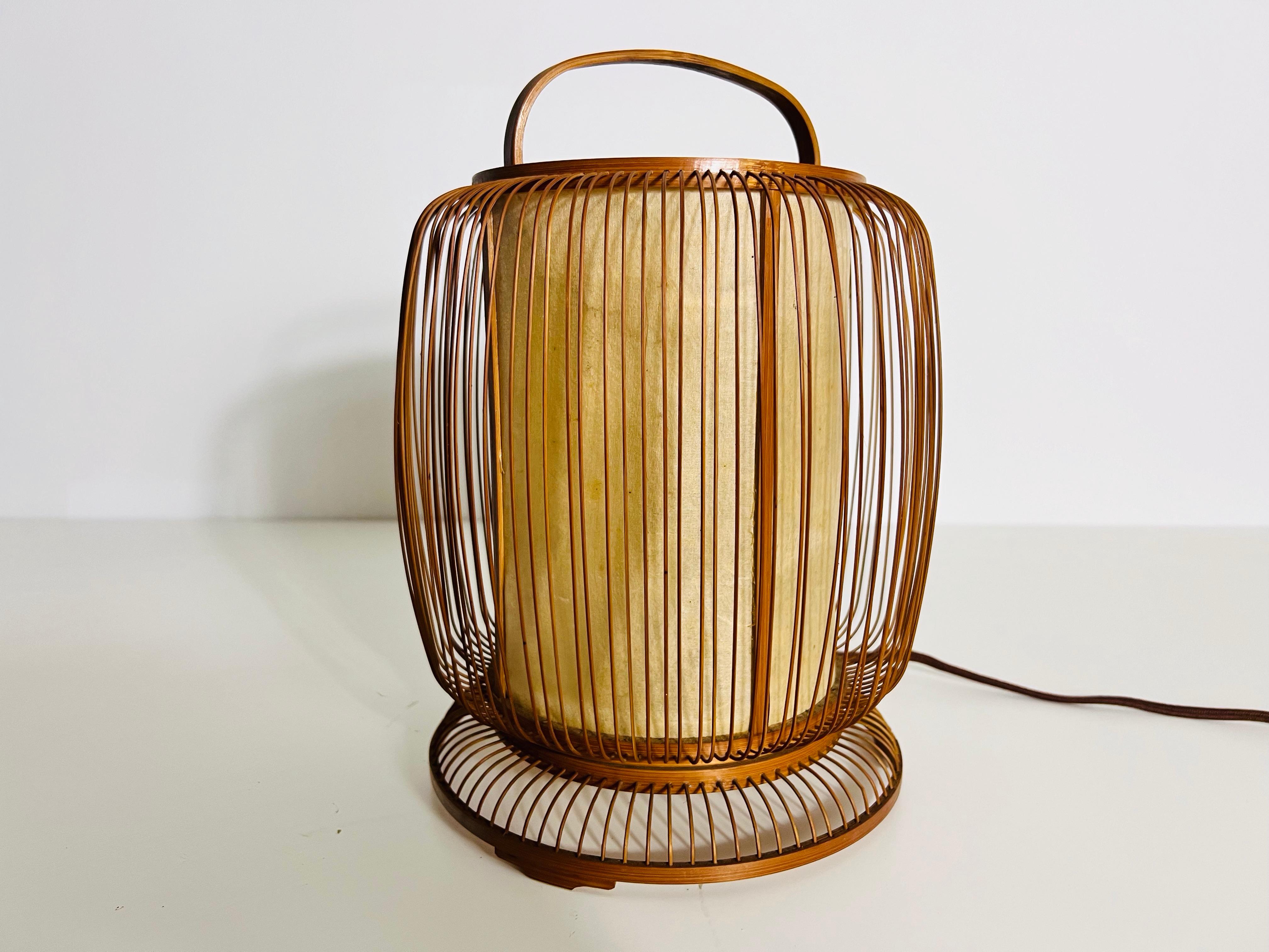 Lampe de table japonaise en bois du milieu du siècle, circa 1970 Bon état - En vente à Hagenbach, DE