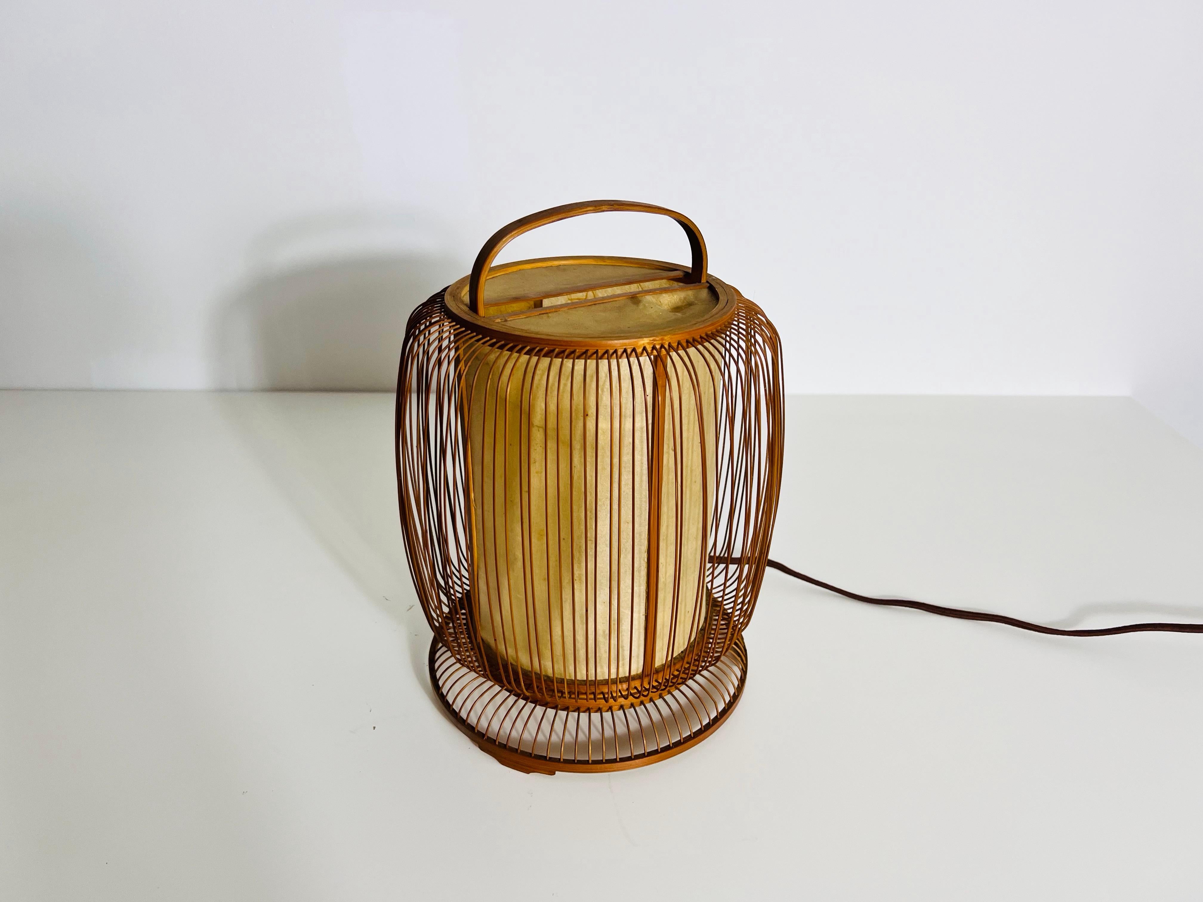 Lampe de table japonaise en bois du milieu du siècle, circa 1970 en vente 1