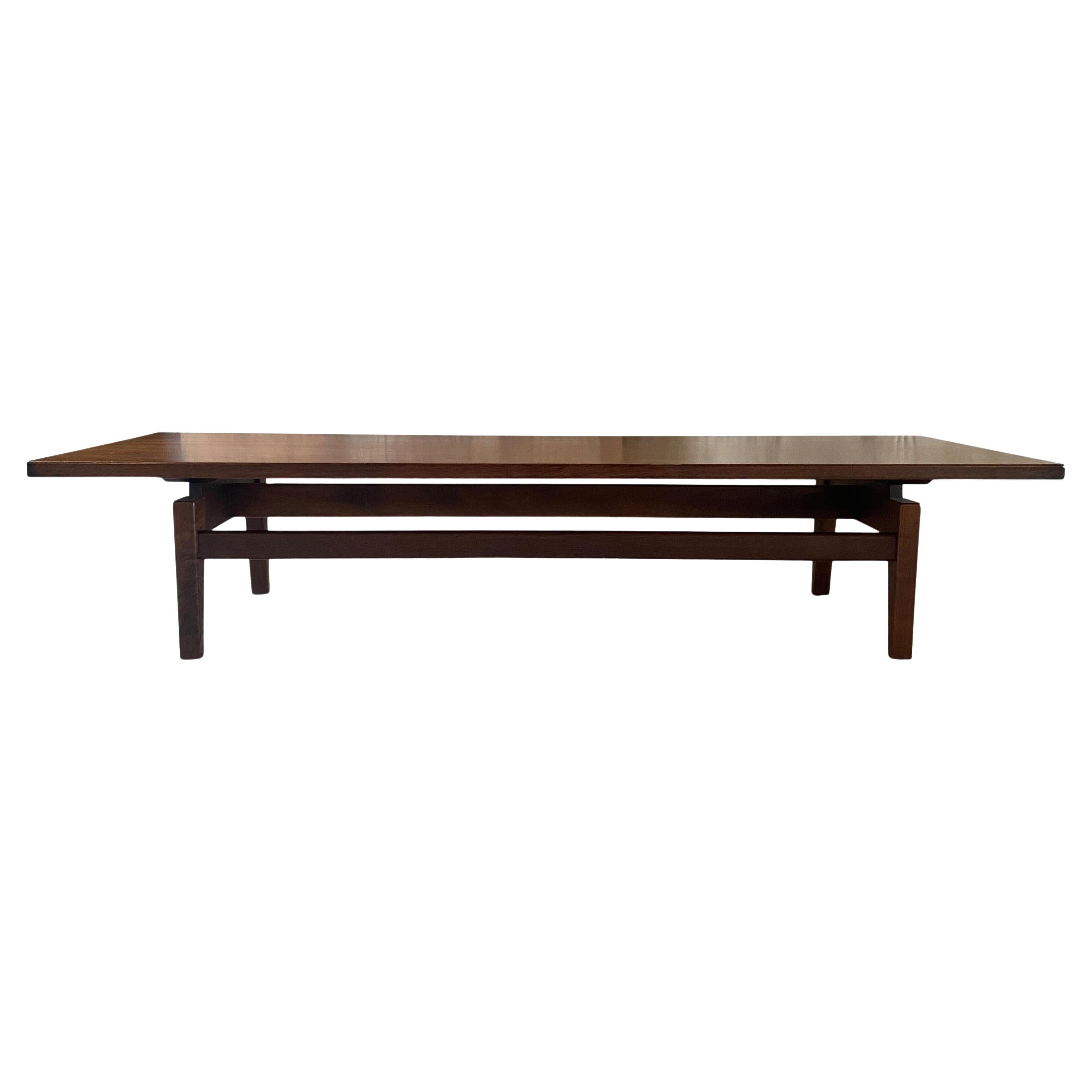 Banco de mesa de centro con tablero flotante de nogal de diseño Jens Risom de mediados de siglo