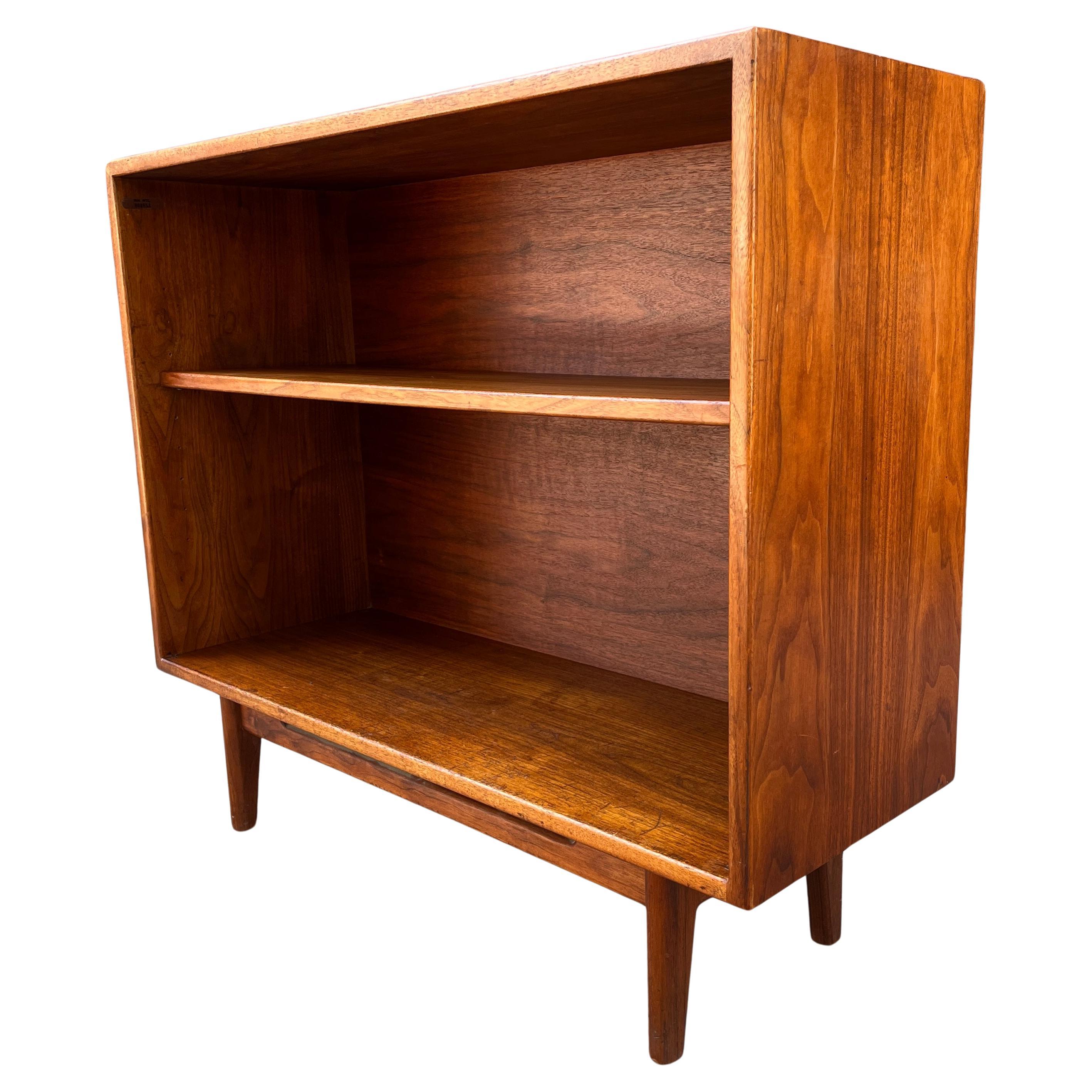 Midcentury Jens Risom Walnut Bookcase In Good Condition In BROOKLYN, NY