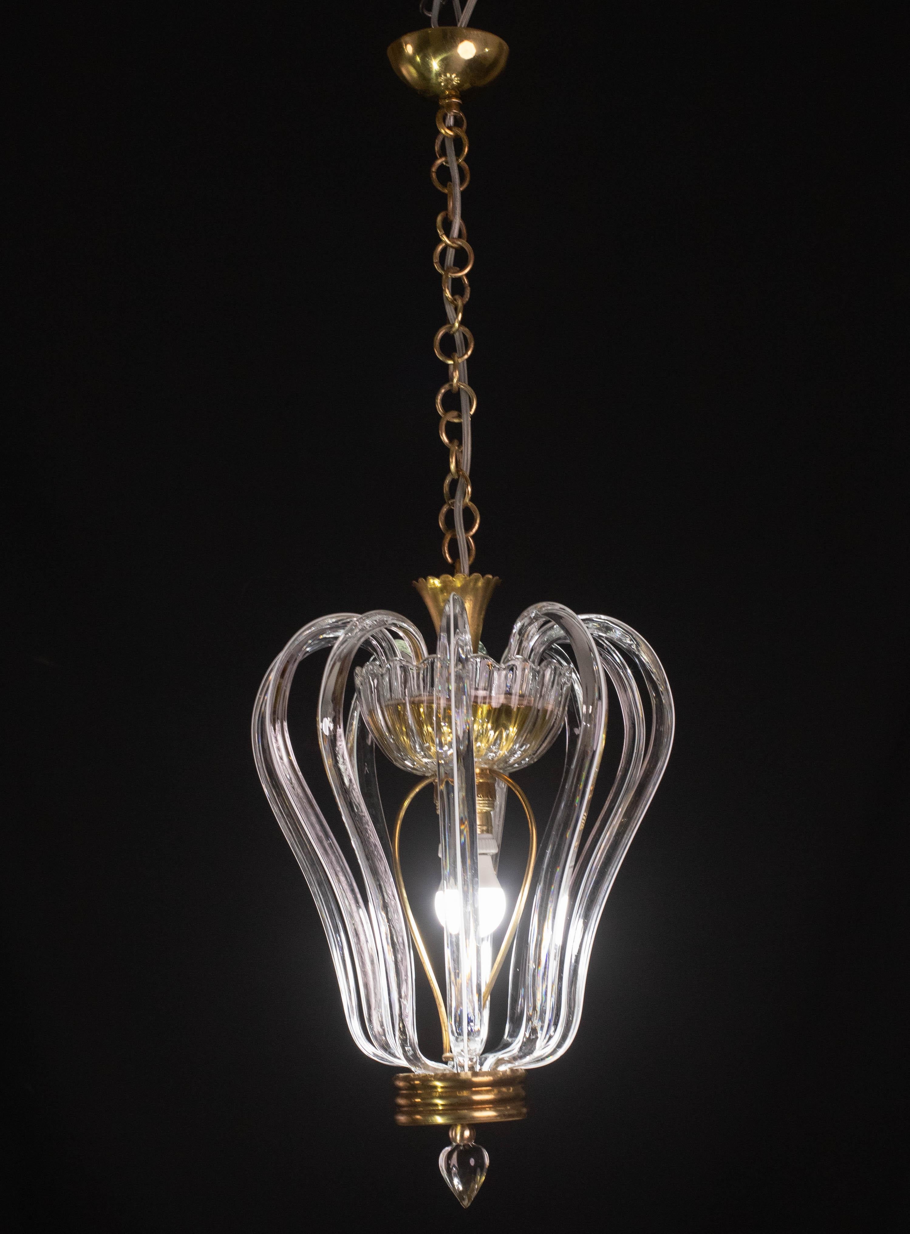Splendido lampadario di Murano in stile art déco attribuito alla vetreria Barovier&Toso.

Periodo di produzione: 1940 anni '50.

Il lampadario è composto da una bellissima ciotola di vetro centrale da cui scendono 10 foglie che prendono il nome e la