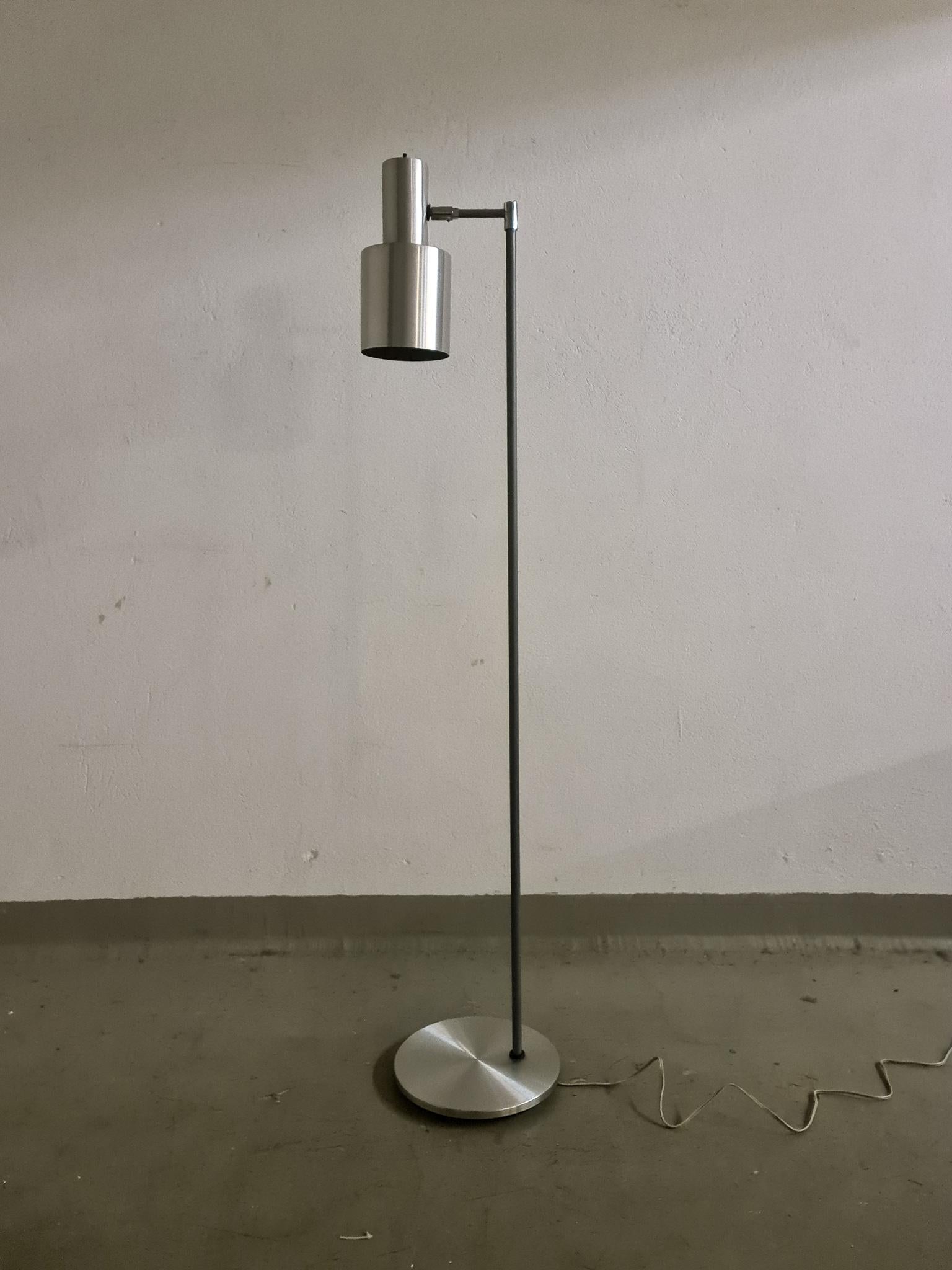 A very nice original adjustable studio lamp by Jo Hammerborg for Fog & Morup in full working condition, 

Good vintage condition, with small dents and marks mainly on the base. 

Measures : H 150 cm W 35 cm Base D 29 cm.