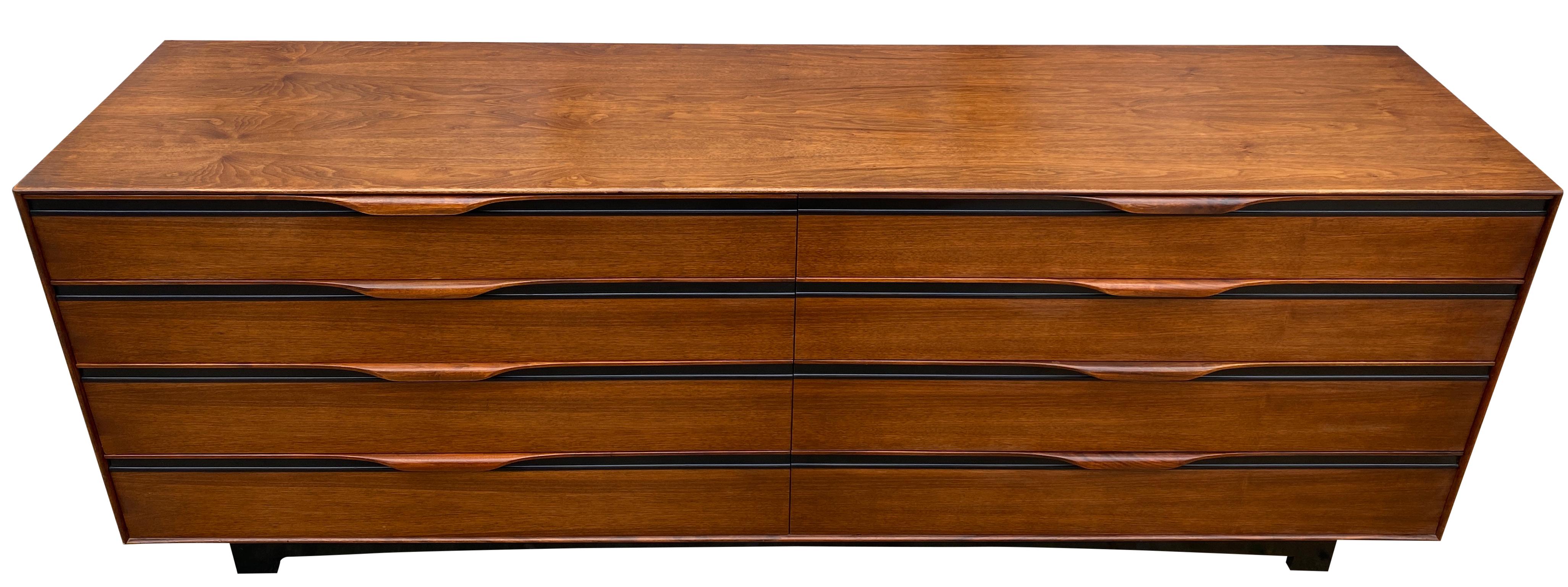 Stunning very clean midcentury John Kapel for Glenn of California long walnut and black lacquer dresser credenza. Very clean all original dresser credenza with all drawer dividers. beautiful sculpted handles. All drawers are on metal glides very