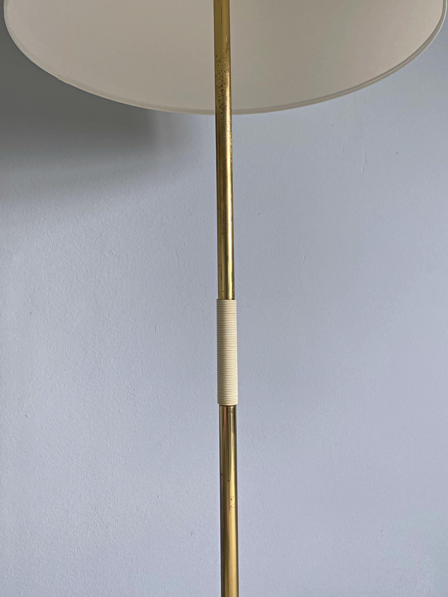 J.T. Kalmar Dreifuß-Stehlampe aus Messing, 1950er Jahre, Österreich (Moderne der Mitte des Jahrhunderts) im Angebot