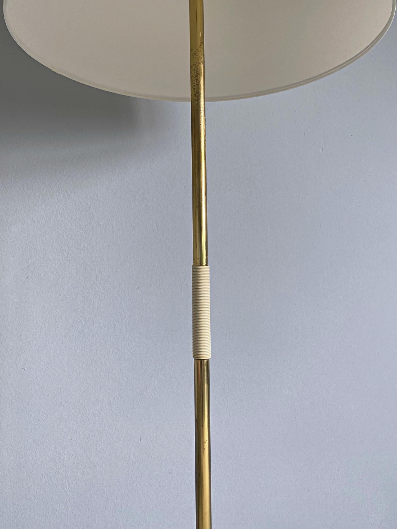 Mid-Century Modern J.T. Lampadaire tripode Kalmar en laiton du milieu du siècle, années 1950, Autriche en vente