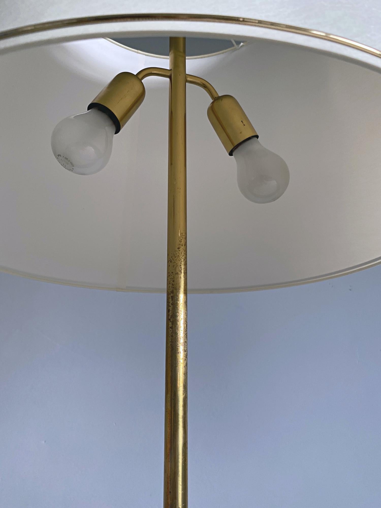 J.T. Kalmar Dreifuß-Stehlampe aus Messing, 1950er Jahre, Österreich (Österreichisch) im Angebot