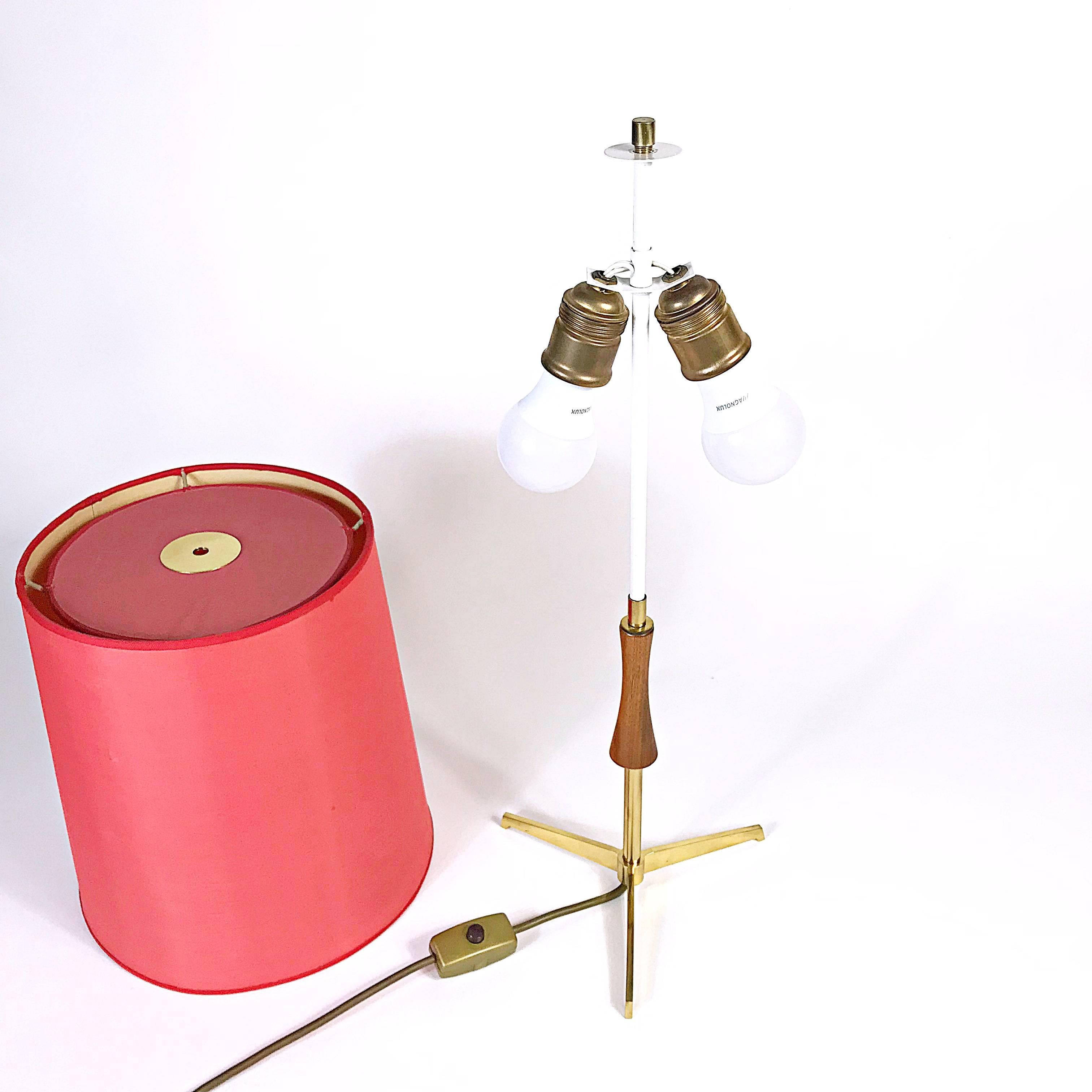 Midcentury J.T. Kalmar Brass Tripod Table Lamp, Red Shade, 1950s, Austria (Österreichisch)
