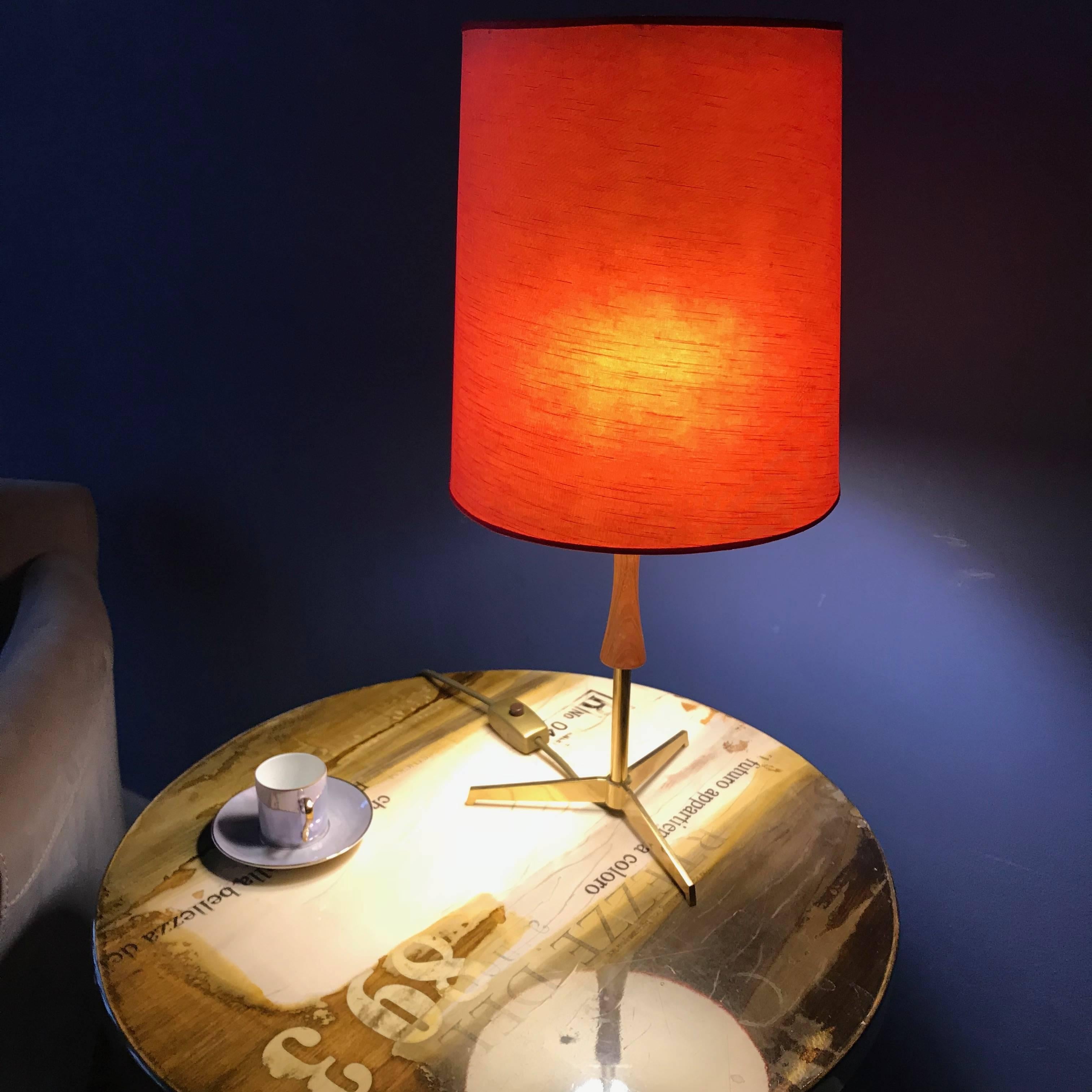 Midcentury J.T. Kalmar Brass Tripod Table Lamp, Red Shade, 1950s, Austria In Good Condition In Biebergemund, Hessen