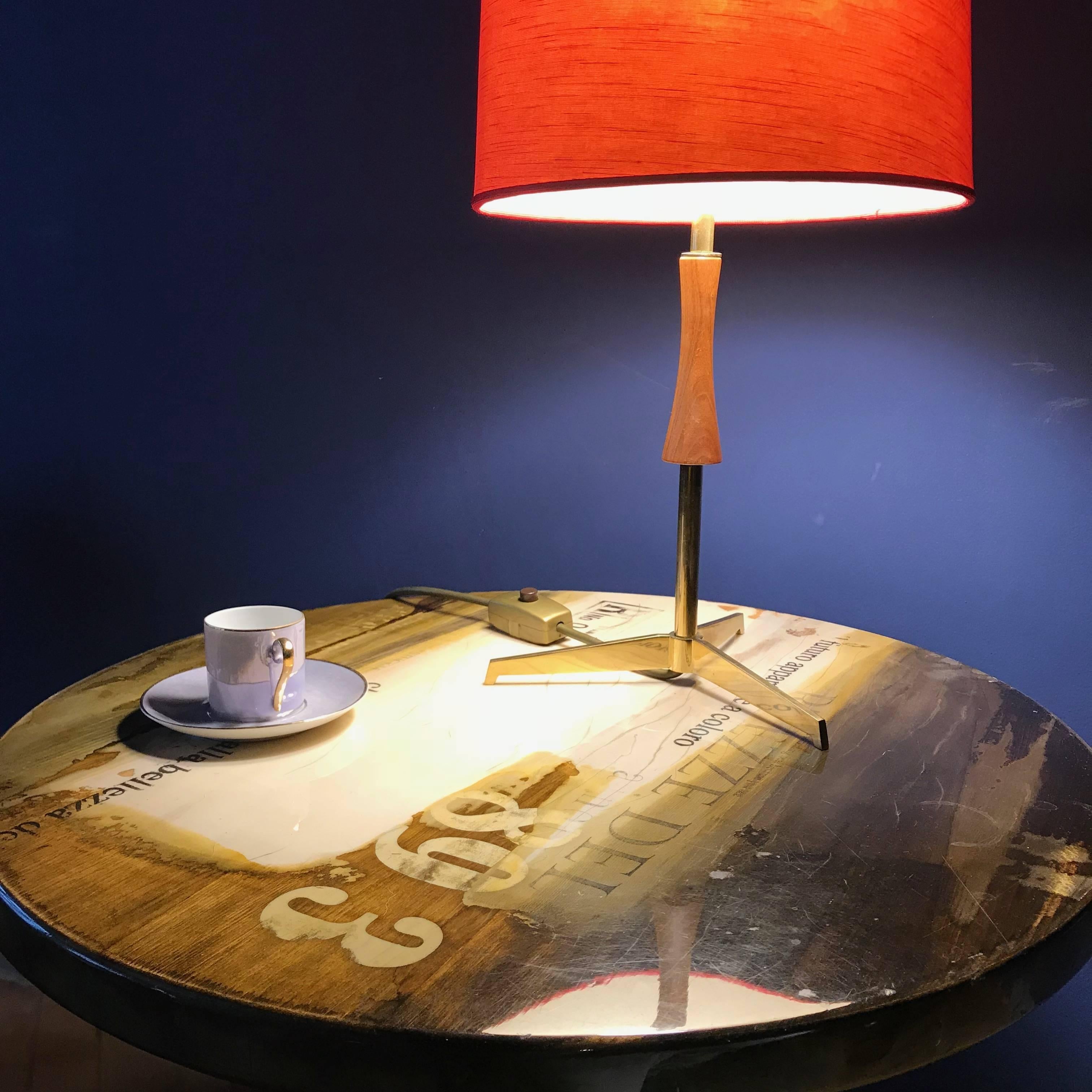 Midcentury J.T. Kalmar Brass Tripod Table Lamp, Red Shade, 1950s, Austria (Mitte des 20. Jahrhunderts)