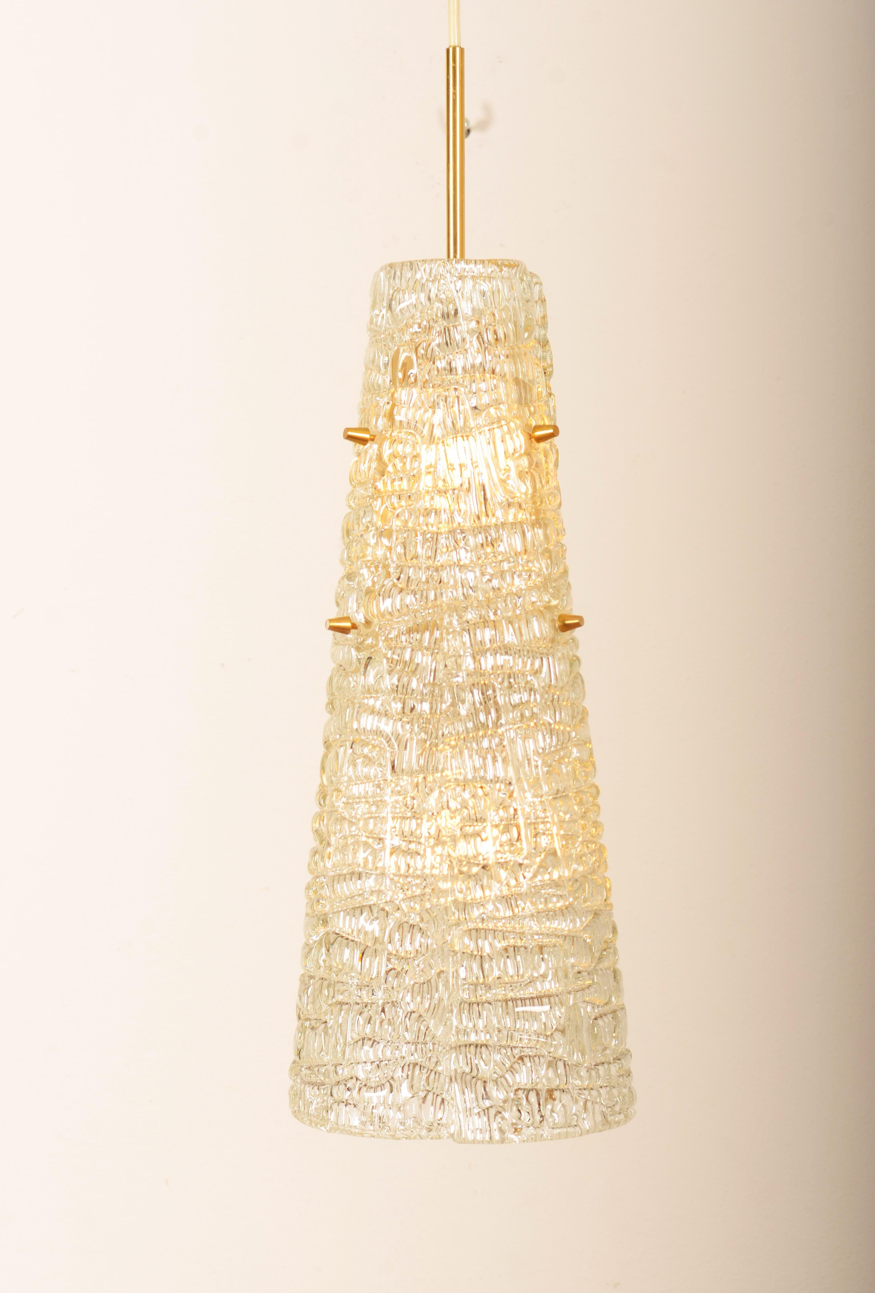 Messingrahmen mit einer E27- und einer E14-Fassung, drei Glaselemente aus Kristall-Eis. Entworfen von J.T. Kalmar in den 1950er Jahren.
Gesamtlänge 140cm (47.24in) Länge der Lampe nur 58cm.