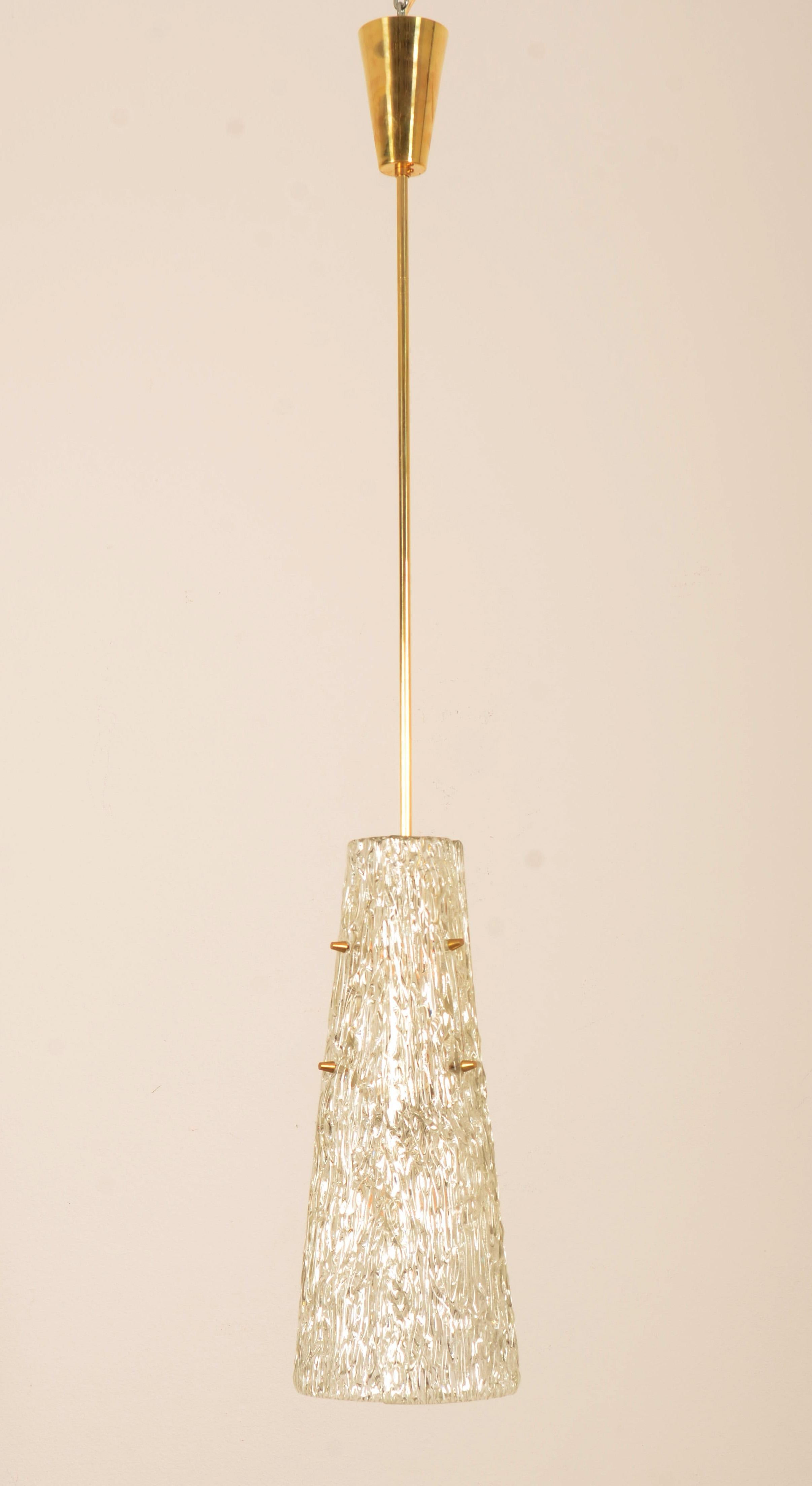 Midcentury J.T. Kalmar Crystal Structured Glass Pendant Lamp In Good Condition For Sale In Vienna, AT