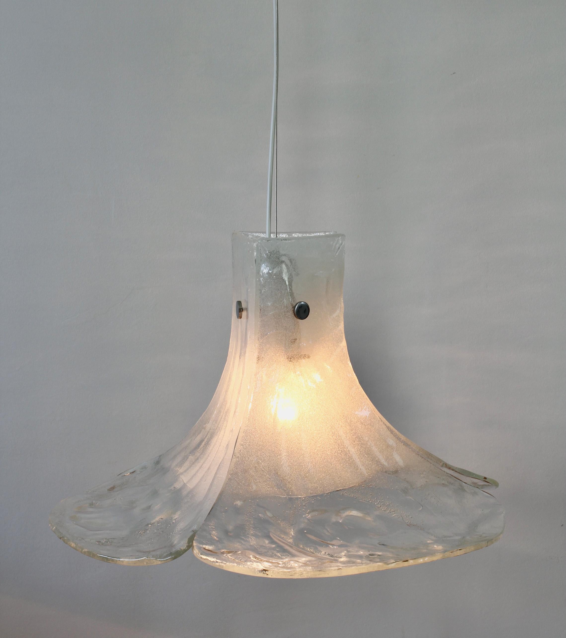Grande (61,5 cm de diamètre) lampe suspendue ou luminaire vintage du milieu du siècle en verre transparent et. blanc à bulles du fabricant autrichien Kalmar, vers la fin des années 1970. Comprenant trois grands éléments en verre en forme de pétales