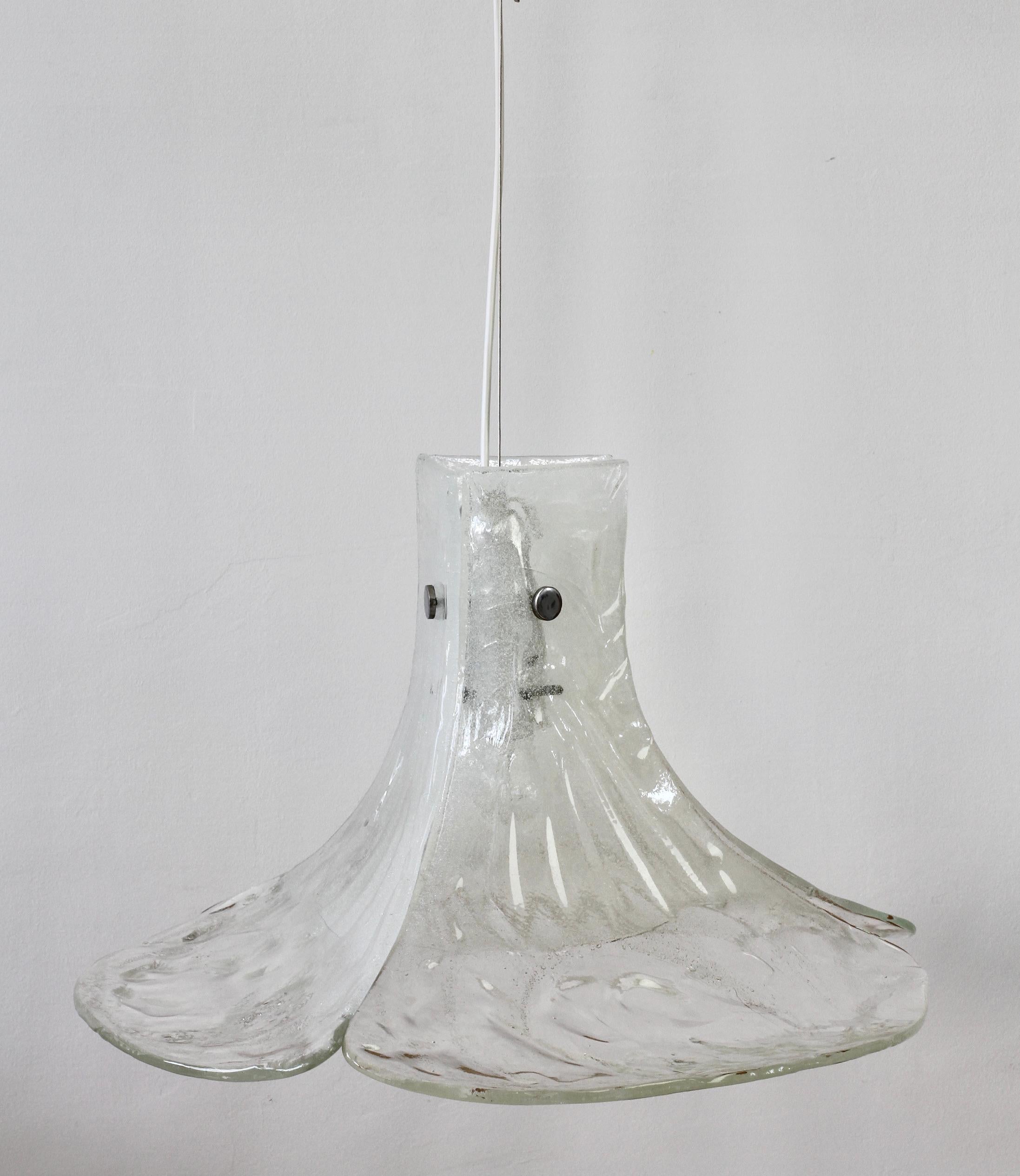 Mid-Century Modern Lampe à suspension Kalmar Flower en verre de Murano blanc Petal Mazzega du milieu du siècle dernier, 1970 en vente