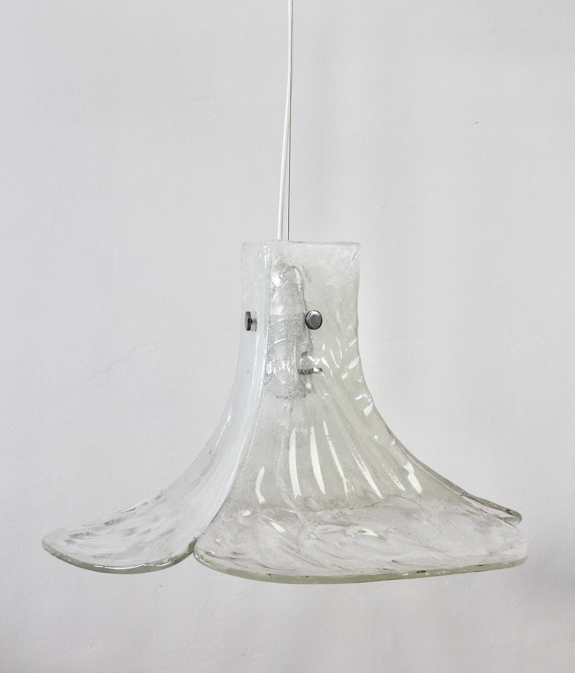 Midcentury Kalmar 'Flower' Petal Mazzega White Murano Glass Pendant Light, 1970s In Good Condition For Sale In Landau an der Isar, Bayern