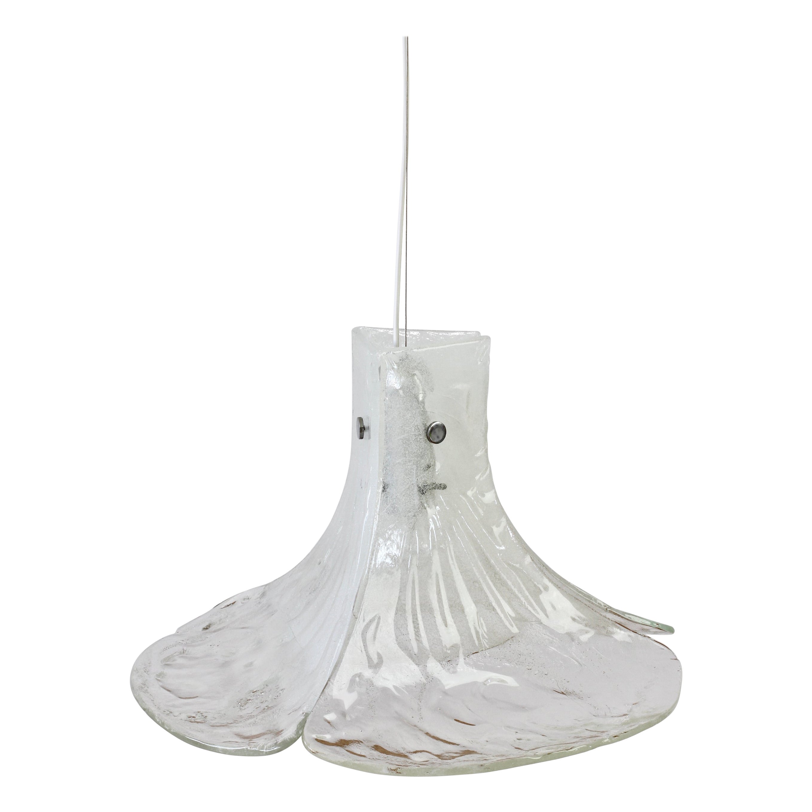 Lampe à suspension Kalmar Flower en verre de Murano blanc Petal Mazzega du milieu du siècle dernier, 1970