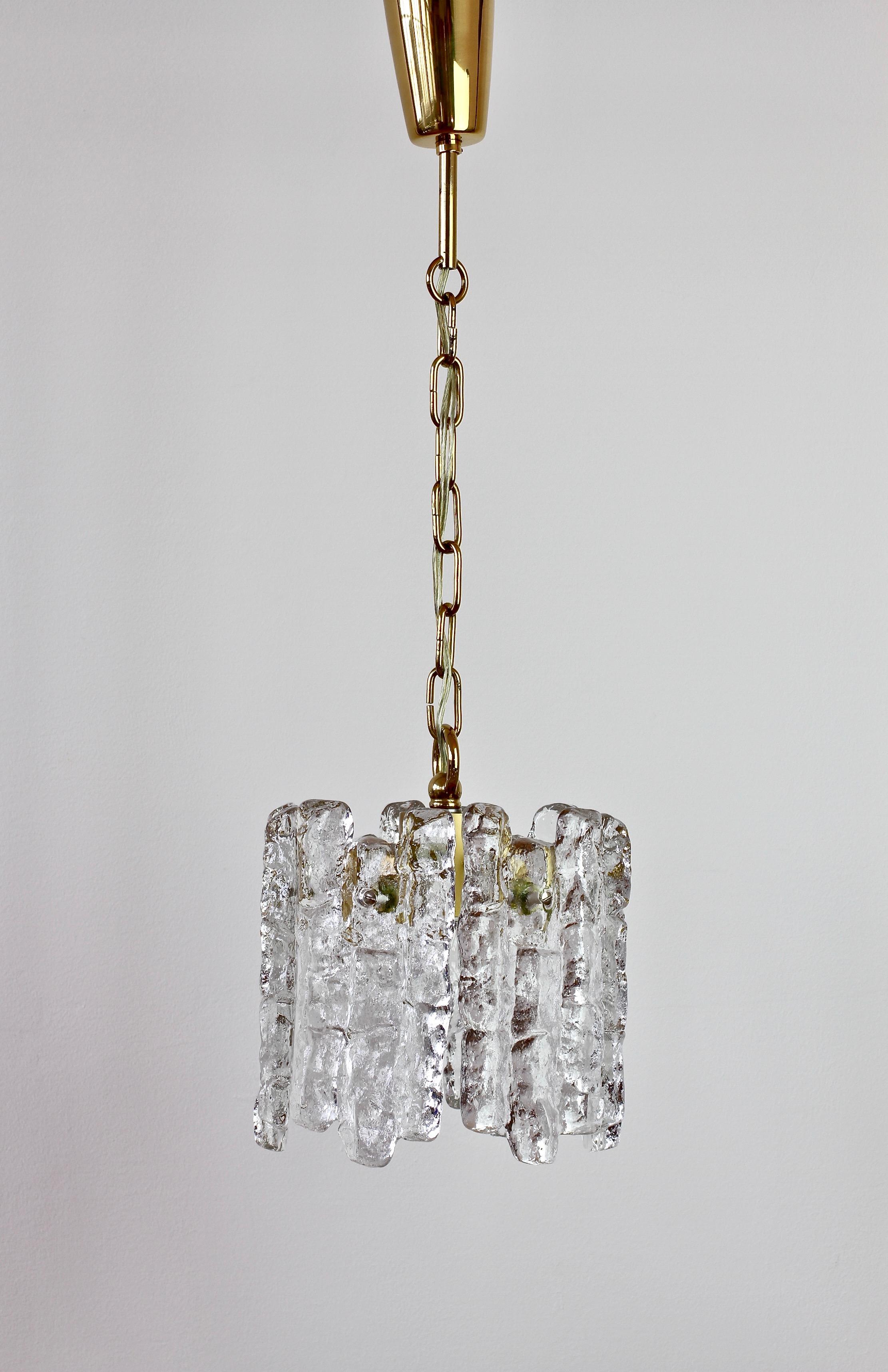 Lampe ou plafonnier en verre transparent texturé de Kalmar, datant du milieu du siècle dernier et fabriqué en Autriche, circa 1960. Six éléments en verre ressemblant à des cristaux de glace en train de fondre sont suspendus à un support en laiton
