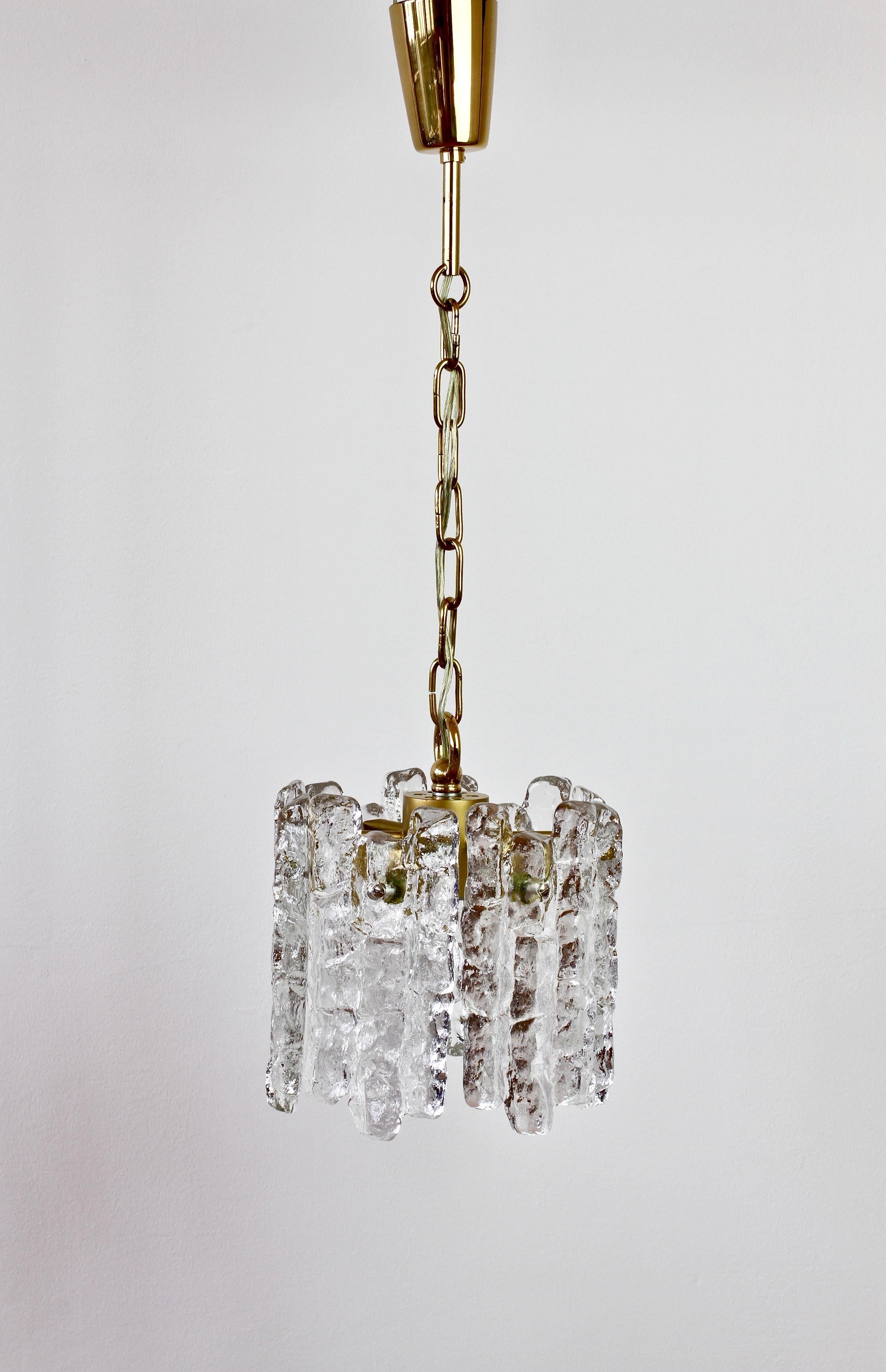Mid-Century Modern Lampe à suspension ou lustre Kalmar du milieu du siècle dernier en cristal de glace et laiton des années 1960