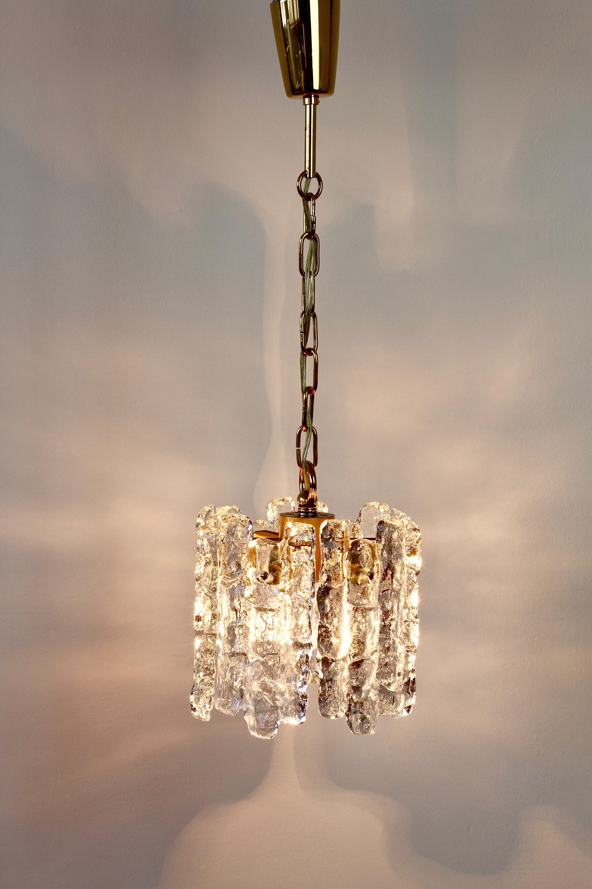 Autrichien Lampe à suspension ou lustre Kalmar du milieu du siècle dernier en cristal de glace et laiton des années 1960