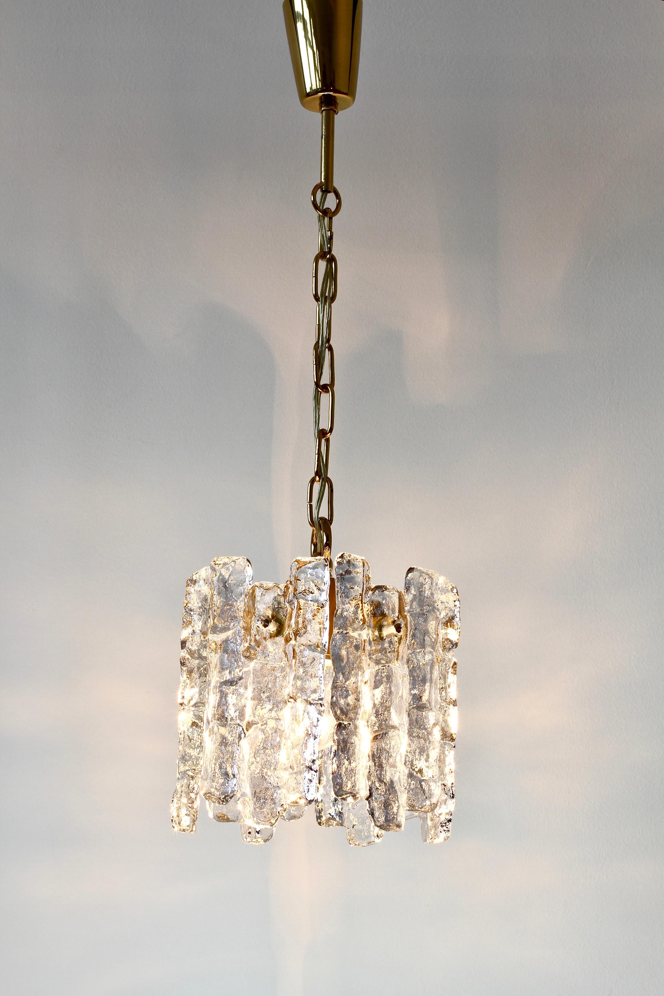 Moulé Lampe à suspension ou lustre Kalmar du milieu du siècle dernier en cristal de glace et laiton des années 1960
