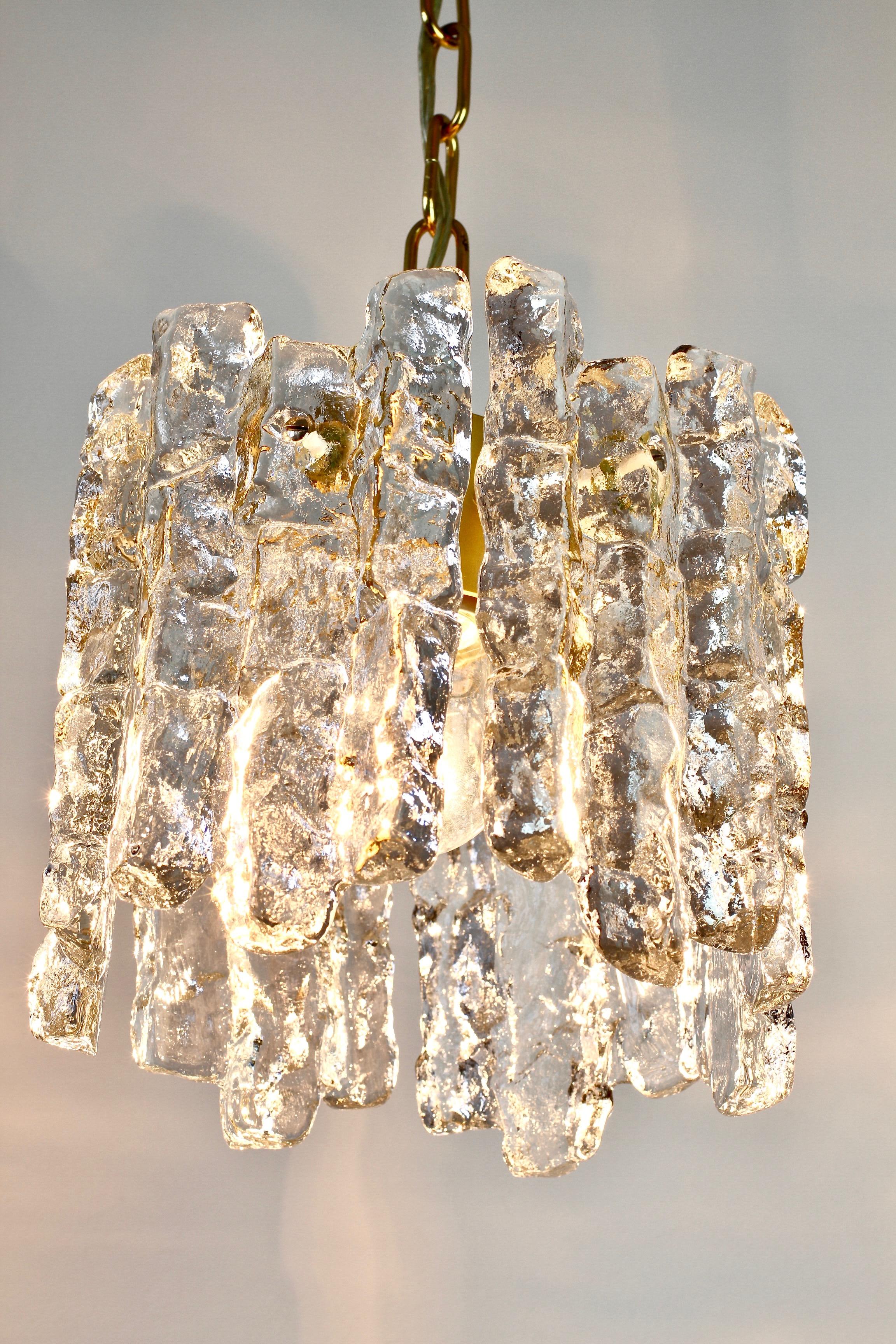 Mid-Century Kalmar Ice Crystal Glass and Brass Pendant Light or Chandelier 1960s In Good Condition In Landau an der Isar, Bayern