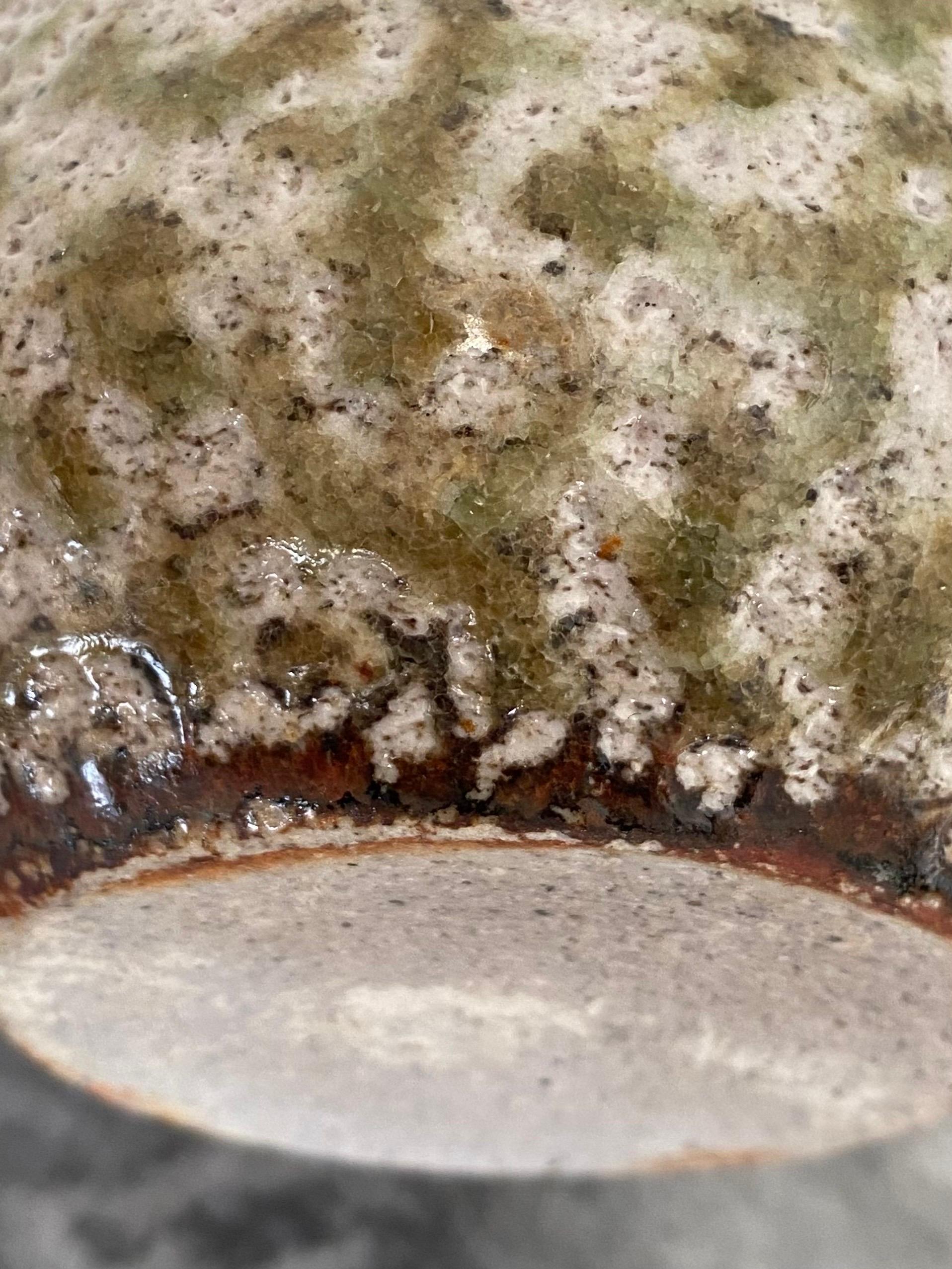 Jarre de poterie en grès émaillé au sel de Karen Karnes du milieu du siècle. en vente 1