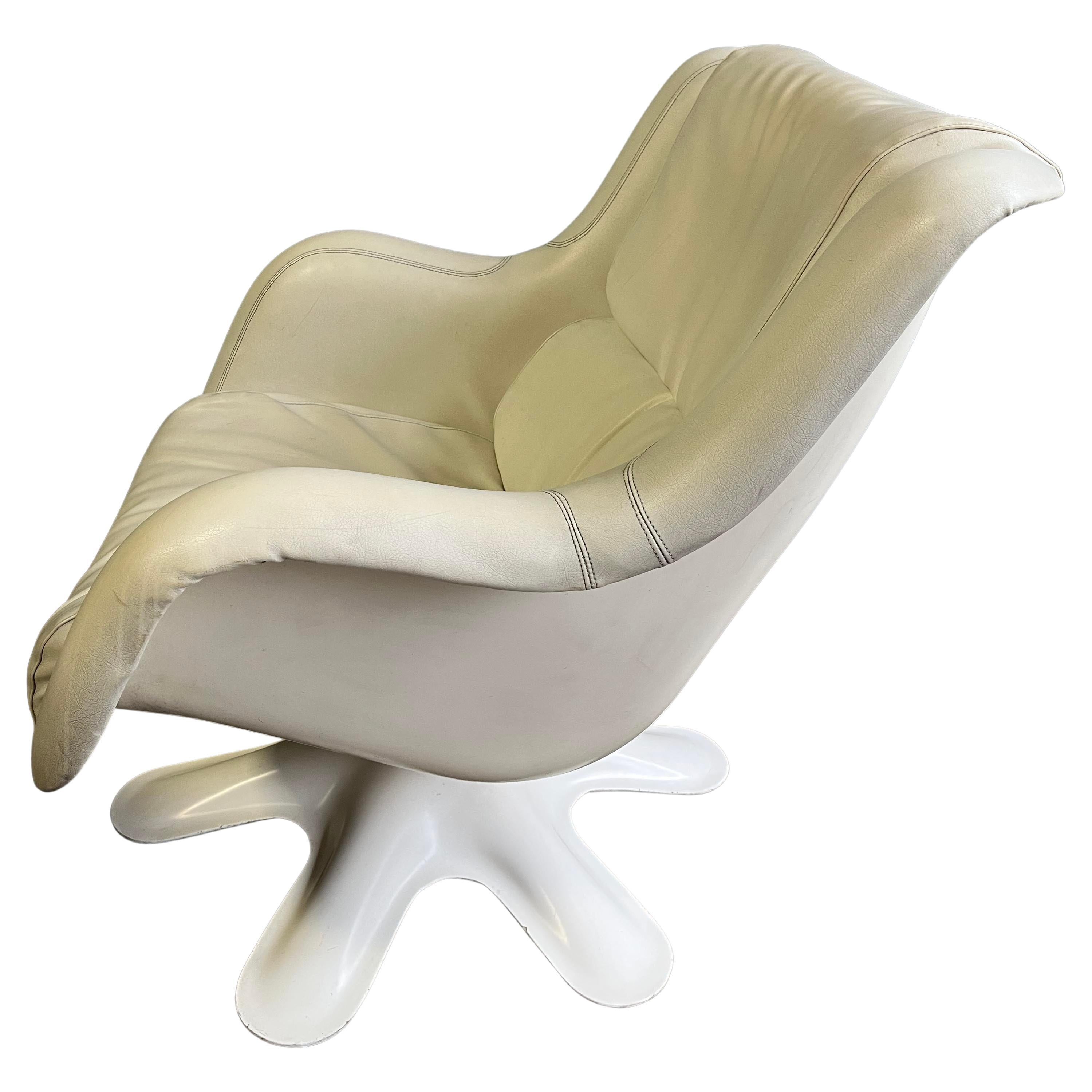 Lounge Chair, designed by Yrjö Kukkapuro. Finnland, Haimi, 1964. 

Early Swivel and tilt armchair, produced in the late 1960s by Haimi. Organically shaped fibreglass shell, newly upholstered in deep white subtle leather. Extremely comfortable, shell