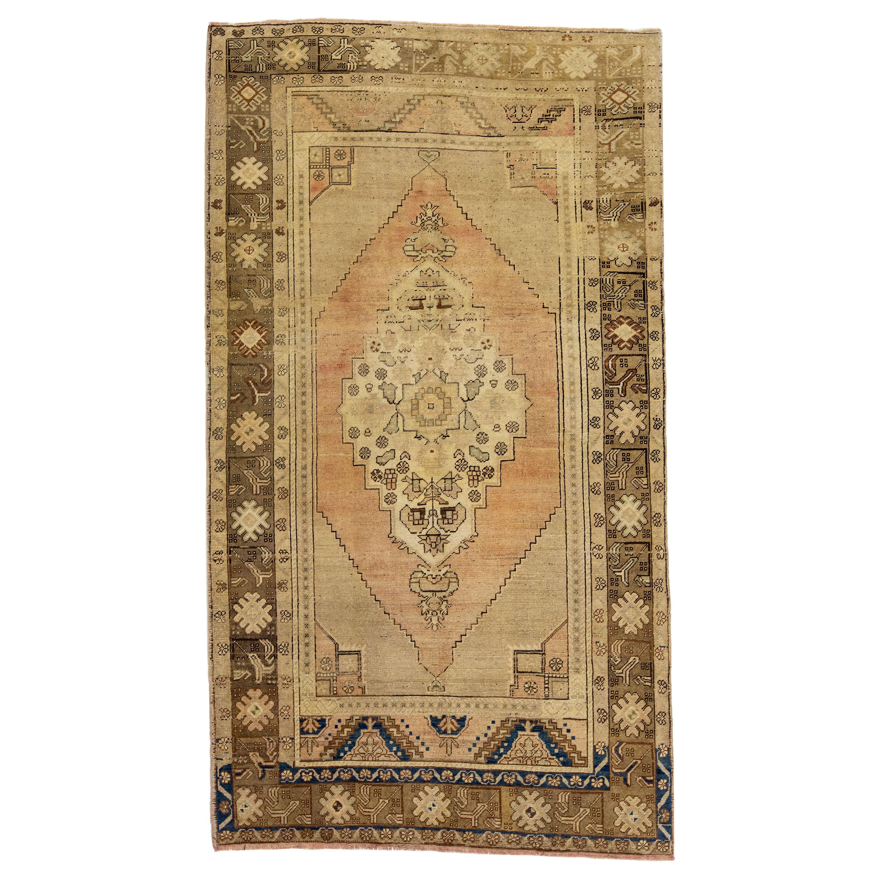 Tapis en laine Khotan du milieu du siècle dernier avec motif de médaillon en beige