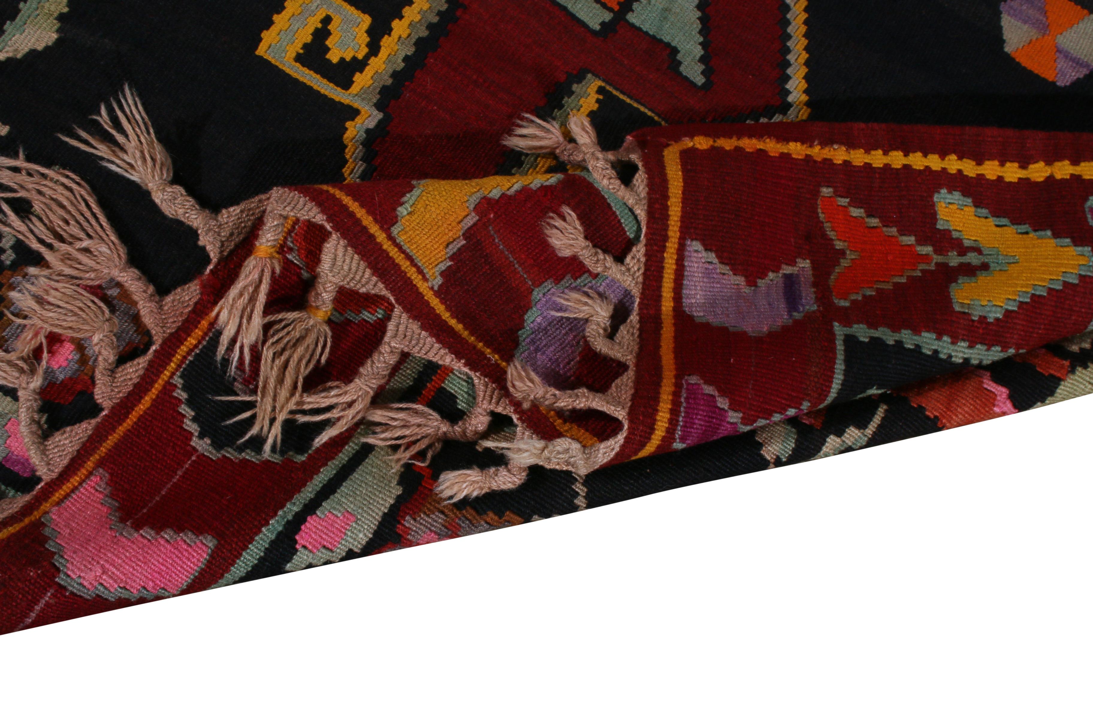 Turco Tappeto Kilim Midcentury Nero Rosso Floreale in lana turca a trama piatta di Rug & Kilim in vendita