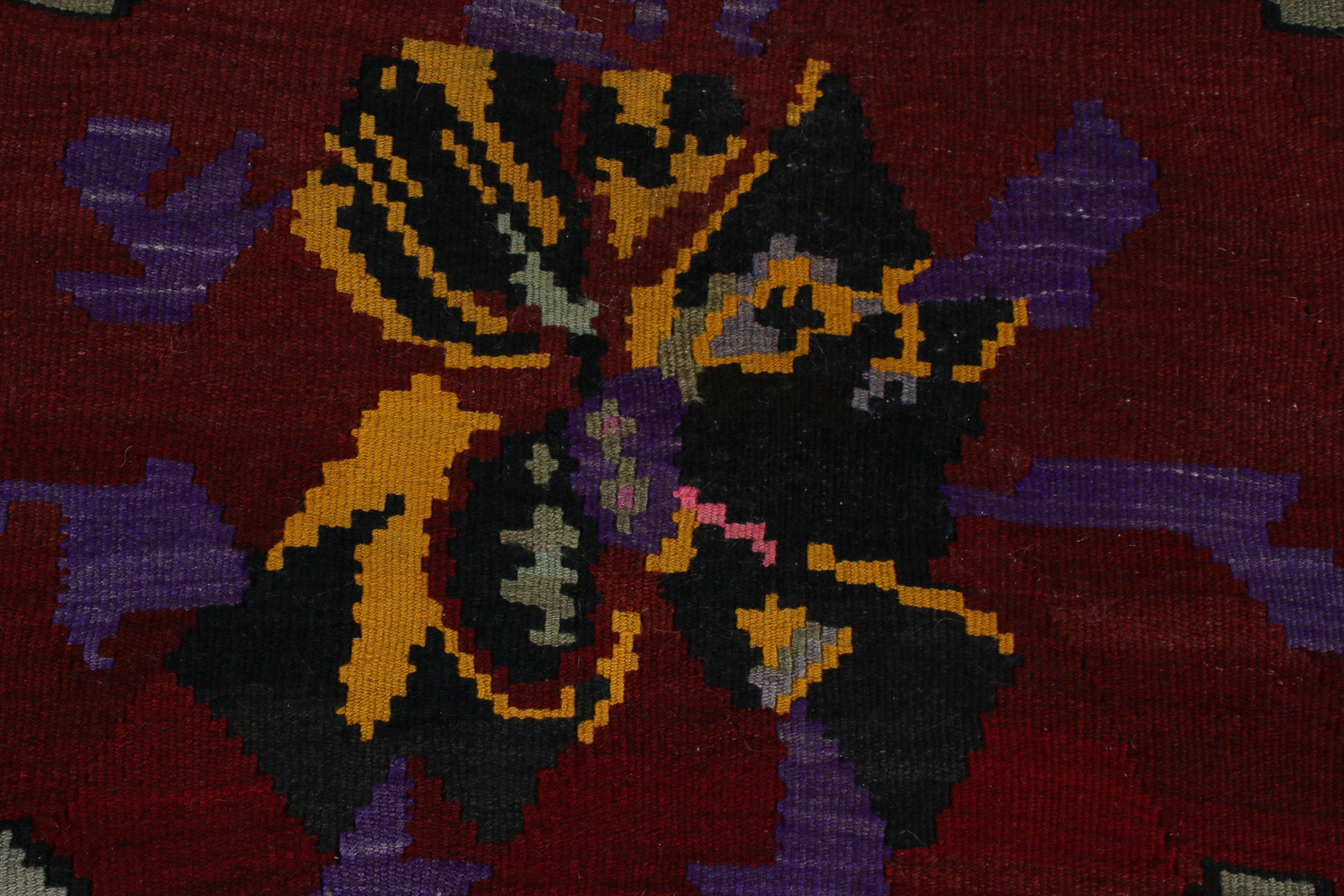 Tessuto a mano Tappeto Kilim Midcentury Nero Rosso Floreale in lana turca a trama piatta di Rug & Kilim in vendita