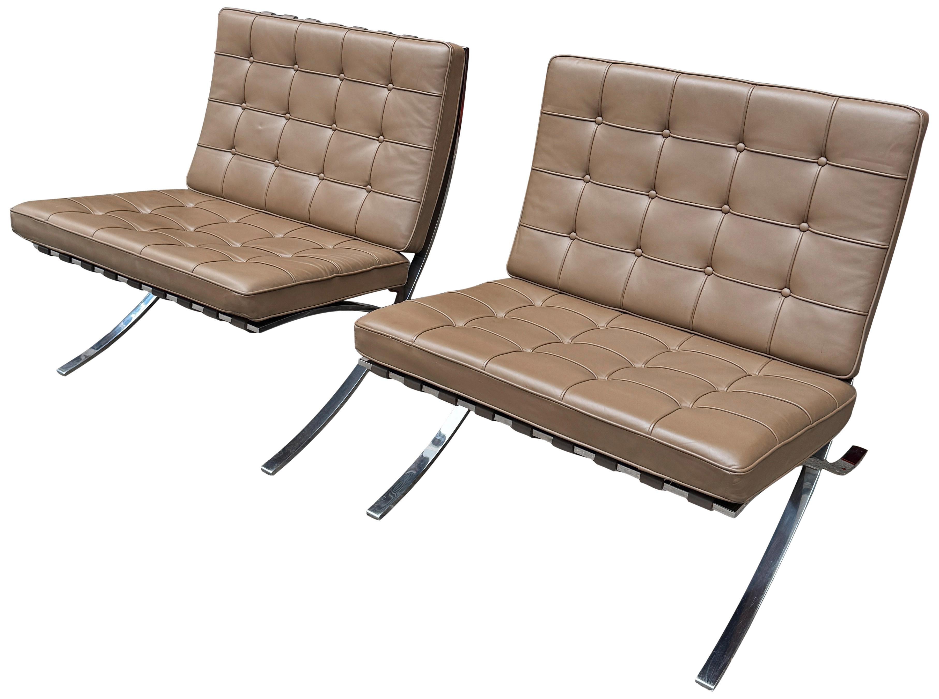 20ième siècle Chaise Barcelona du milieu du siècle de Knoll en acier inoxydable de commande spéciale en vente