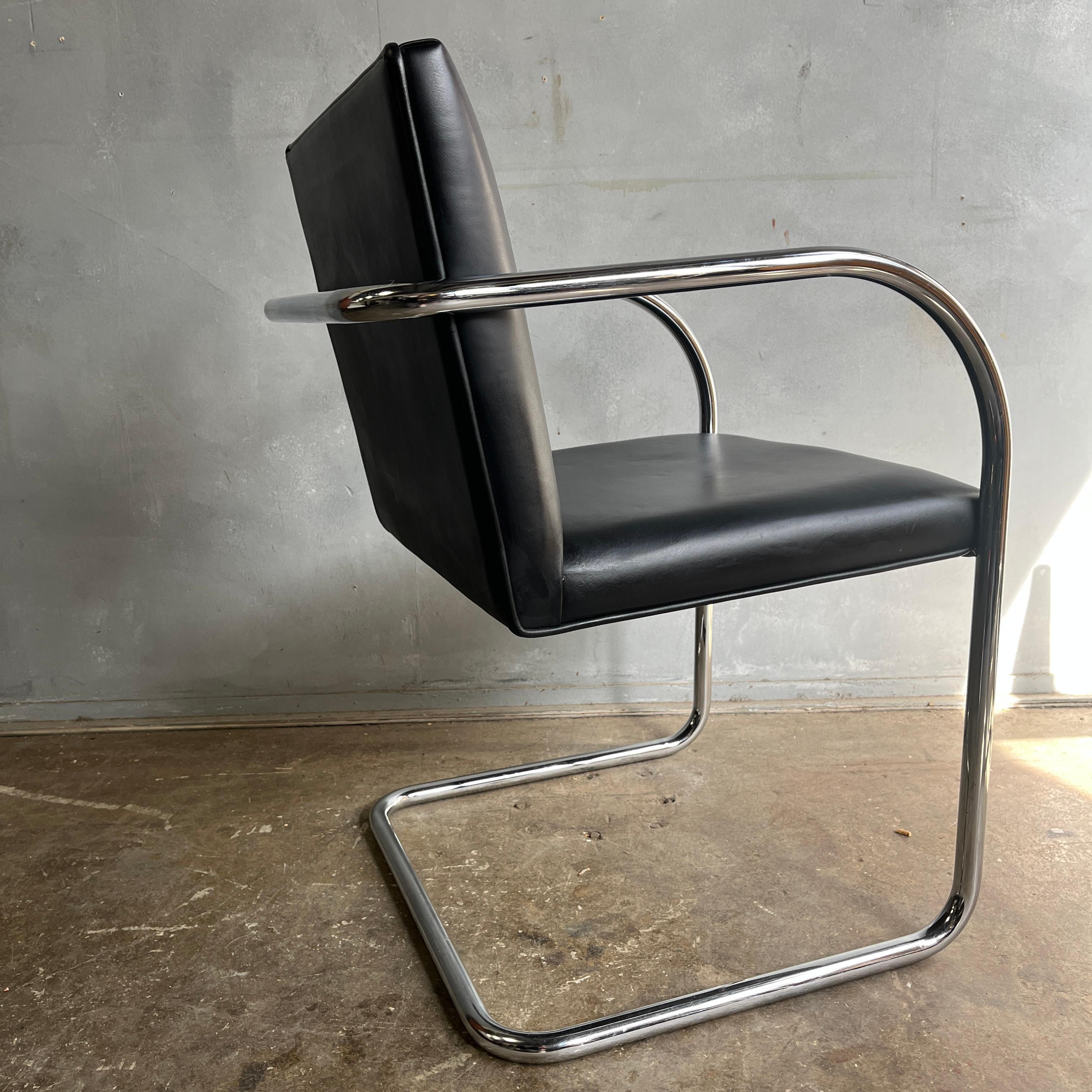 Beautiful vintage condition brno chair having a nice uniform patina throughout. Ready for use

Labeled Knoll on the underside.